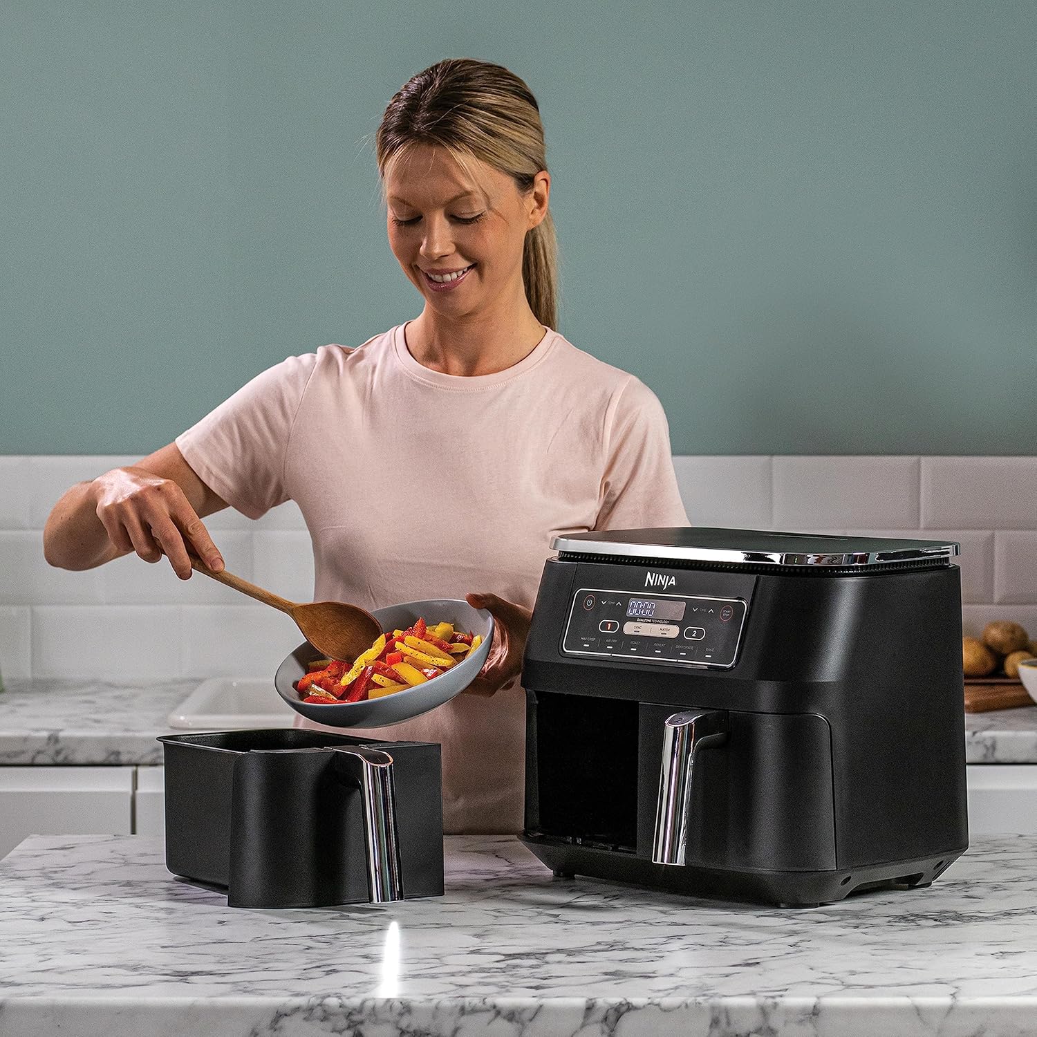 NINJA Foodi Dual Zone Airfryer Digital, 2 Tiroirs, 7,6L, 6-en-1, Sans huile, Air Fry, Max Crips, Rôtir, Cuire, Réchauffer, Déshydrater, Antiadhésif, Paniers lavables au lave-vaisselle, Noir AF300EU