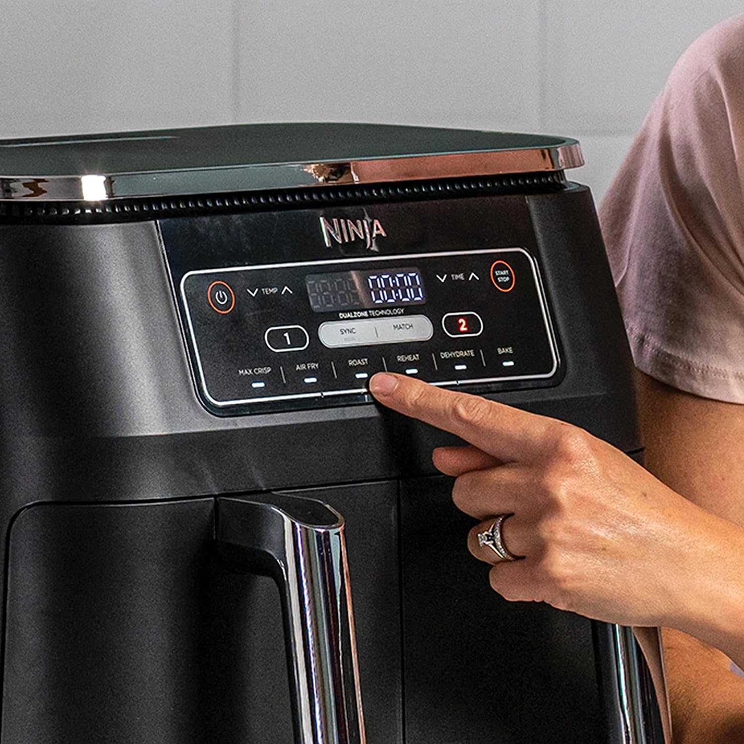 NINJA Foodi Dual Zone Airfryer Digital, 2 Tiroirs, 7,6L, 6-en-1, Sans huile, Air Fry, Max Crips, Rôtir, Cuire, Réchauffer, Déshydrater, Antiadhésif, Paniers lavables au lave-vaisselle, Noir AF300EU