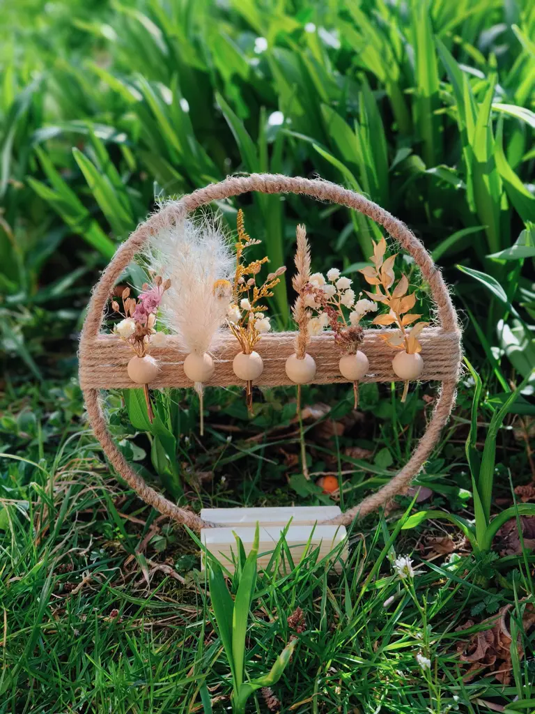 Couronne fleuri sur support & photo