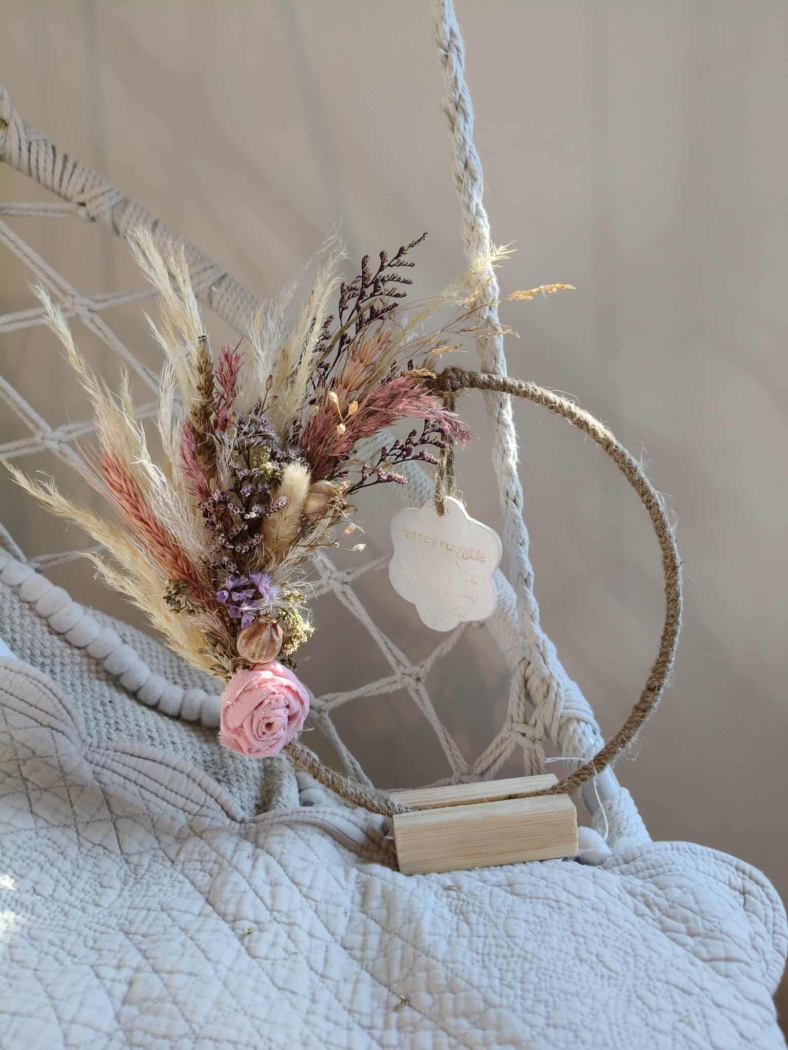 Couronne fleurie et suspension mot doux en Argile