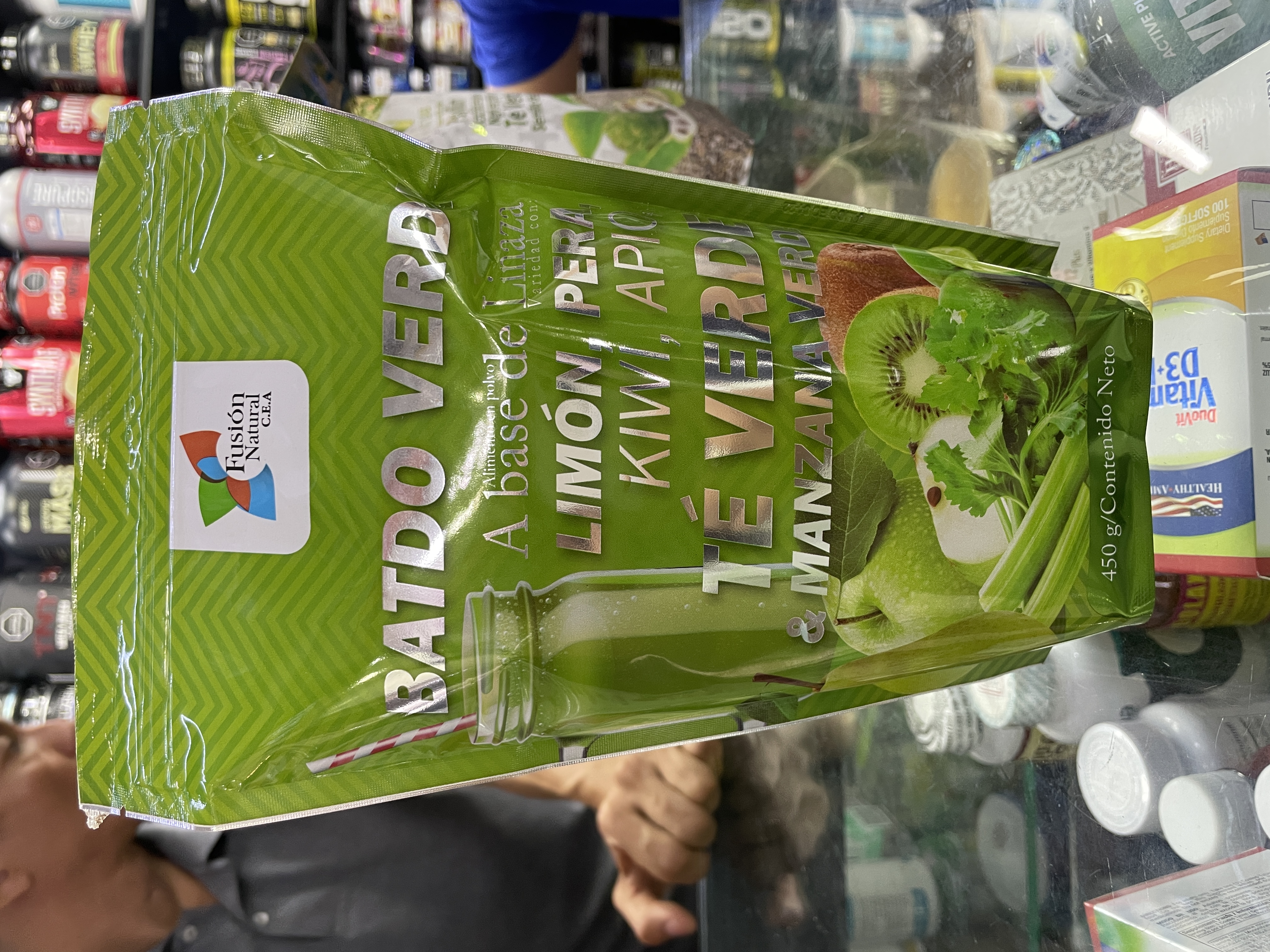 Batido verde a base de limón, perejil, kiwi, apio, té verde y manzana.