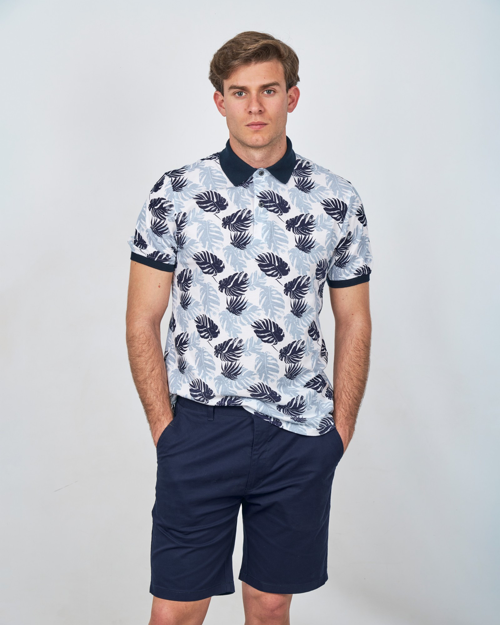 POLO PIQUÉ ESTAMPADO HOJAS BLANCO