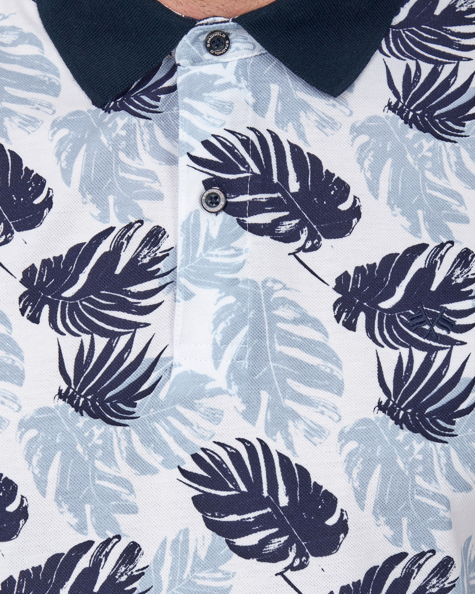 POLO PIQUÉ ESTAMPADO HOJAS BLANCO