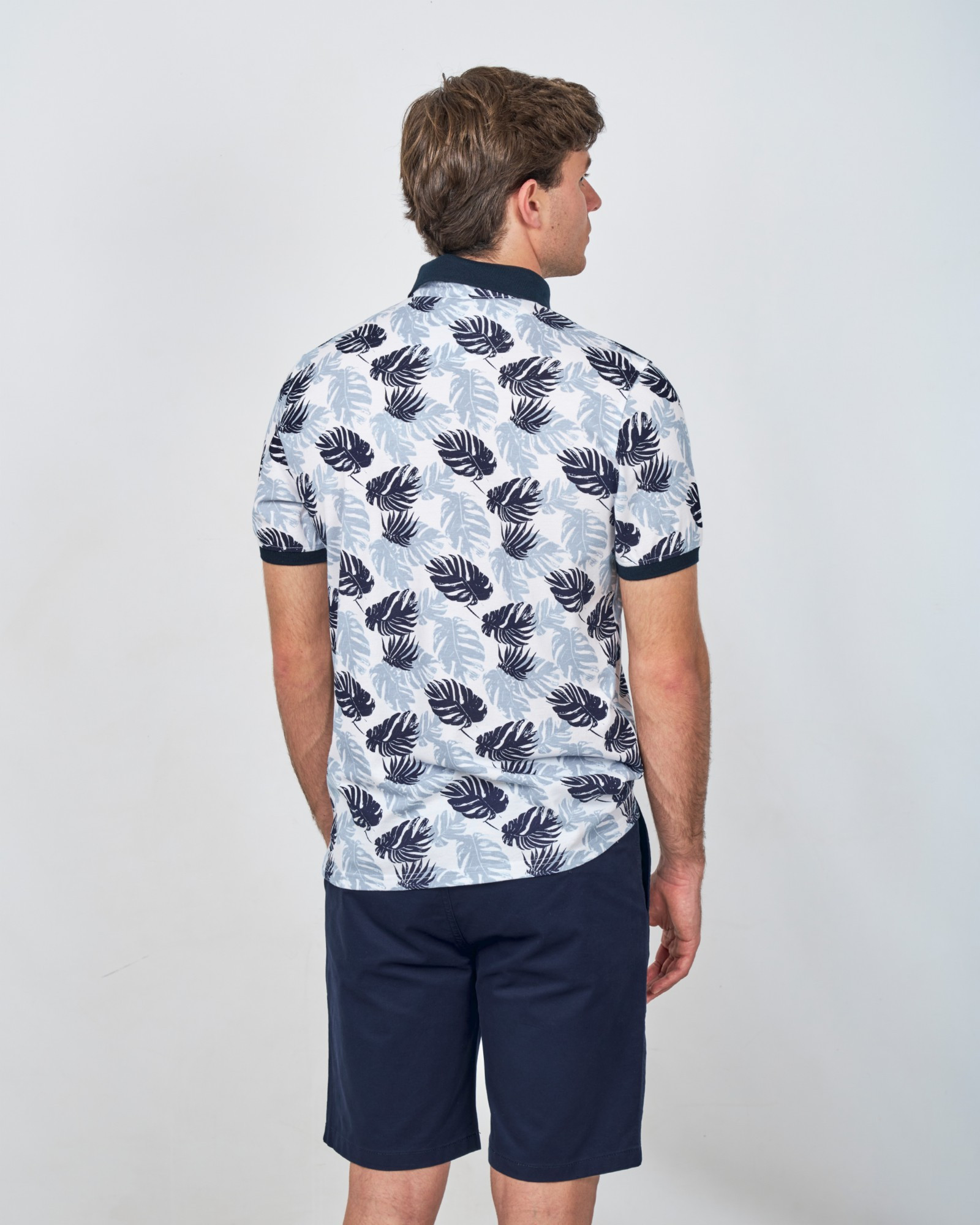 POLO PIQUÉ ESTAMPADO HOJAS BLANCO