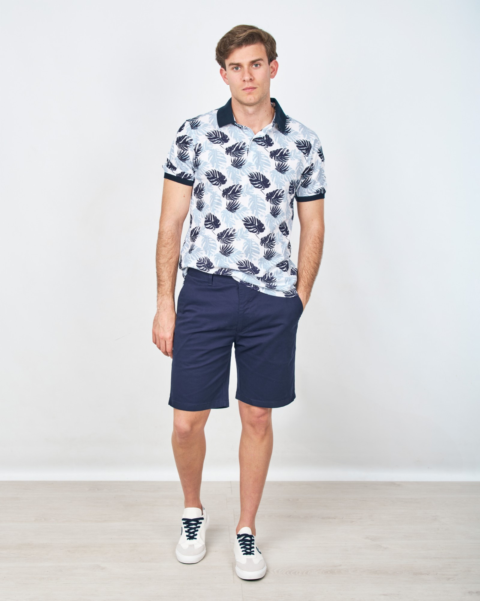 POLO PIQUÉ ESTAMPADO HOJAS BLANCO