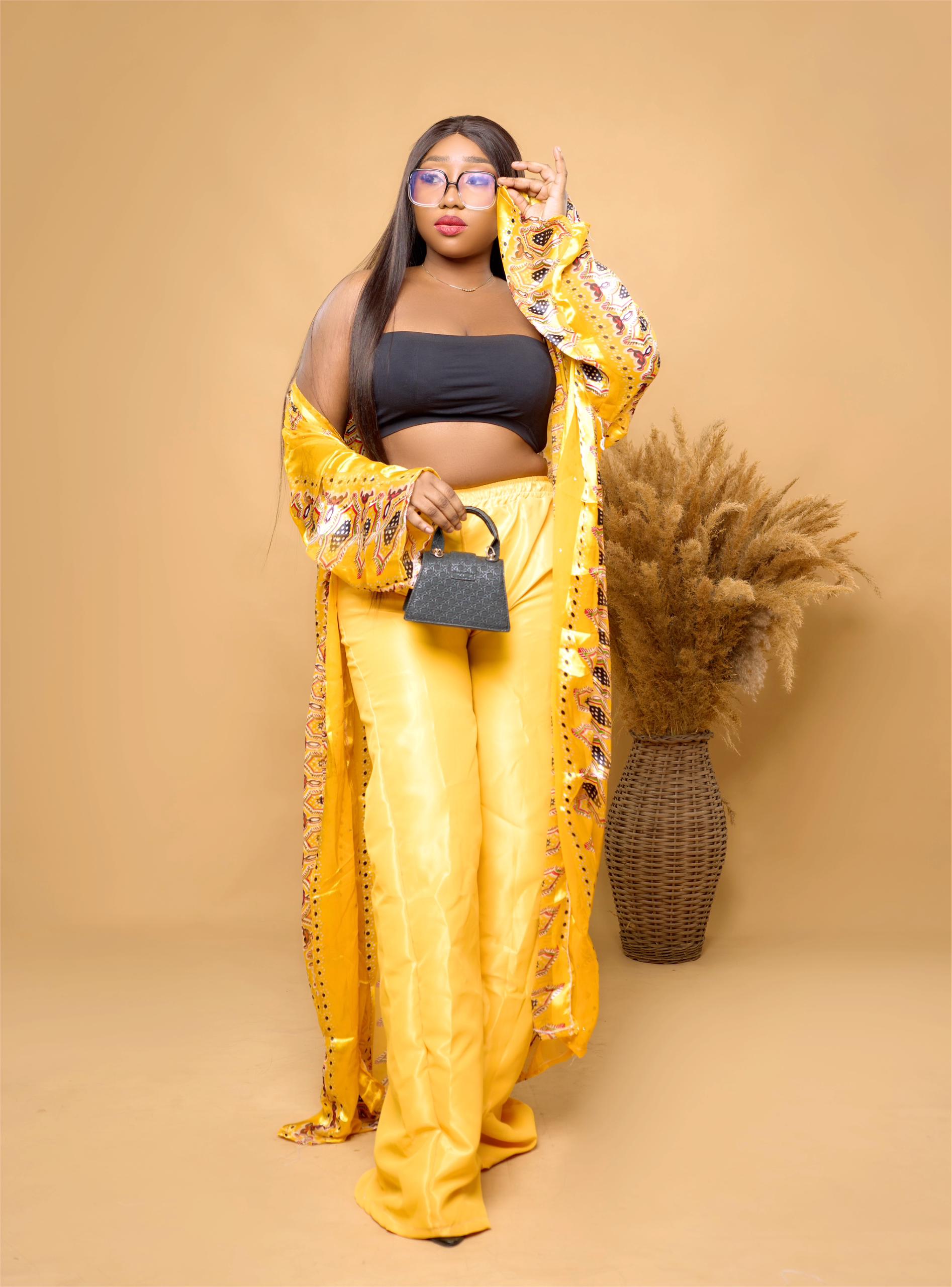 Ensemble à deux pièces en soie jaune