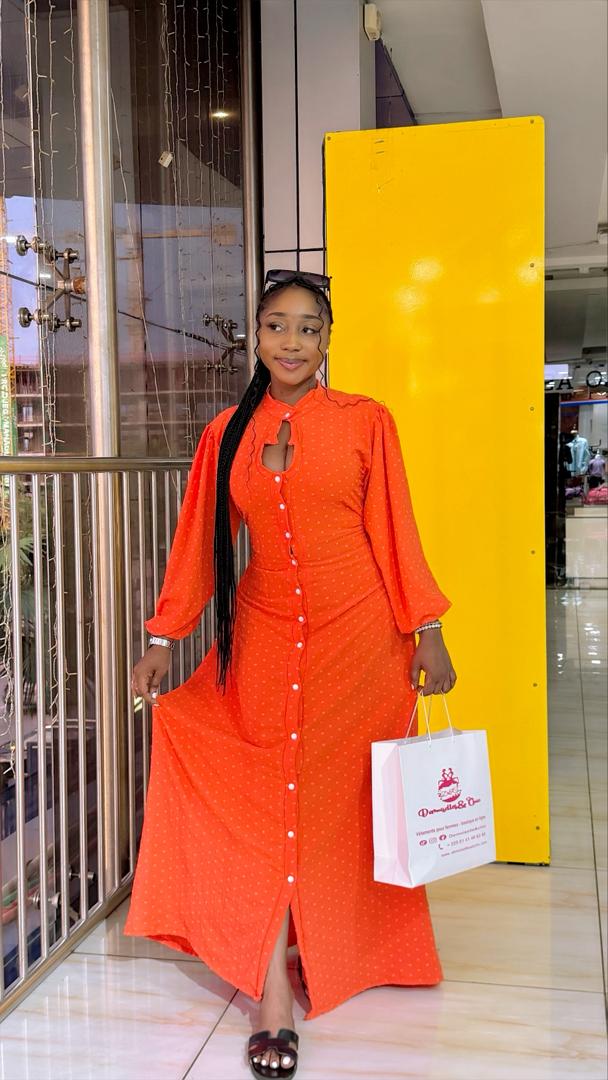 Robe longue orange à boutons