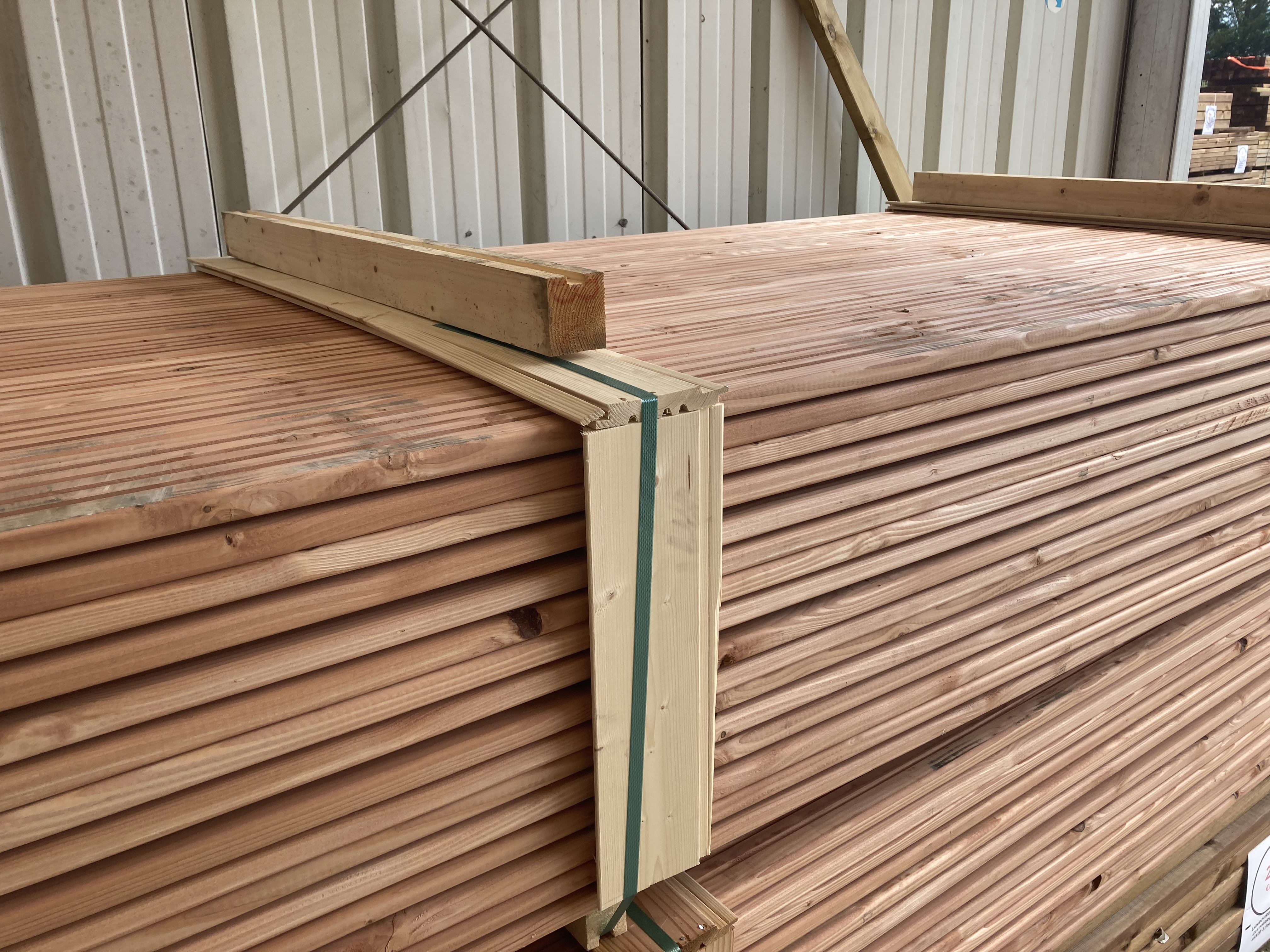 Lame terrasse DOUGLAS 27x145 4 m traité classe 3 rose autoclave