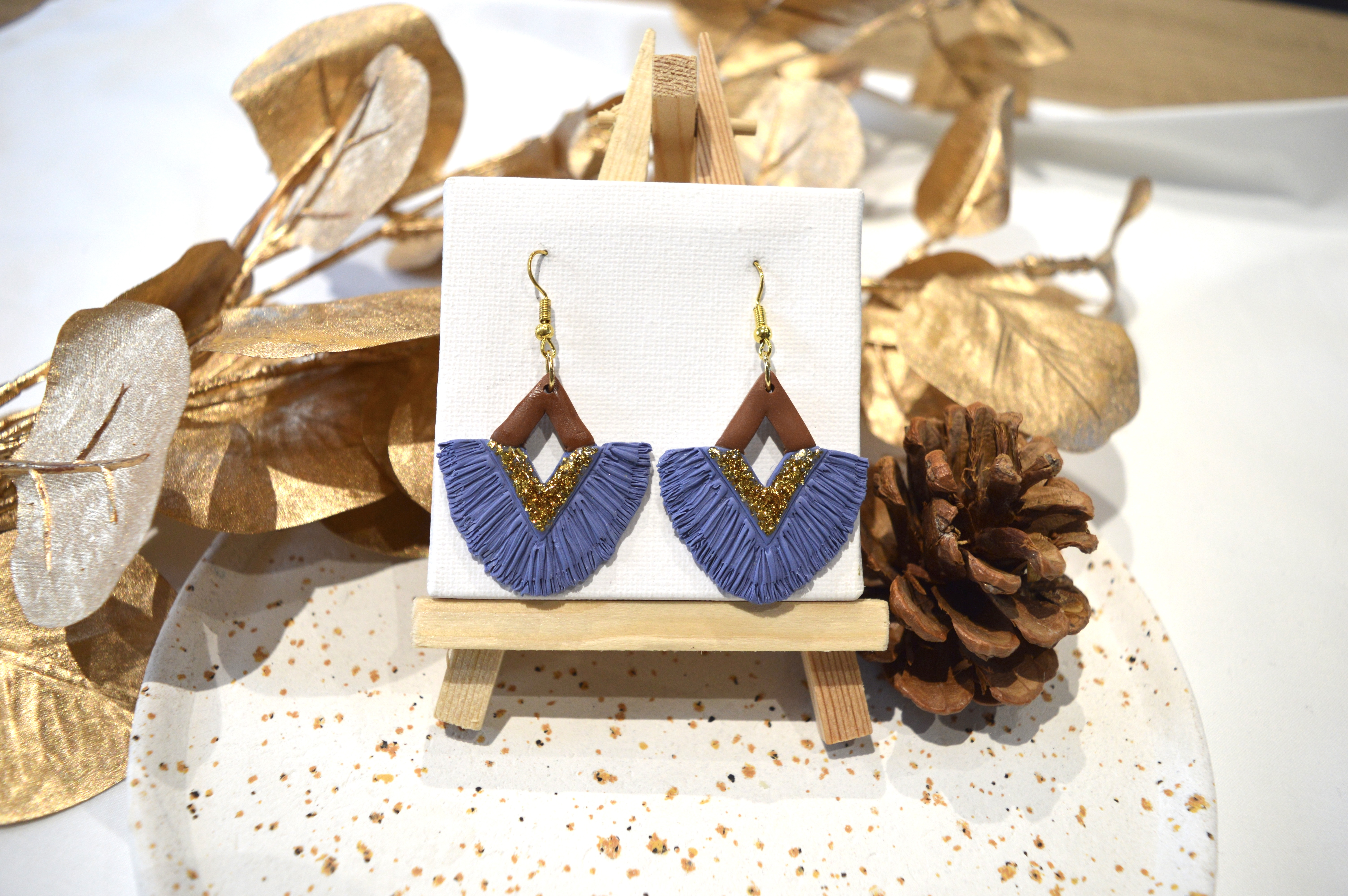 Macramé bleu doré
