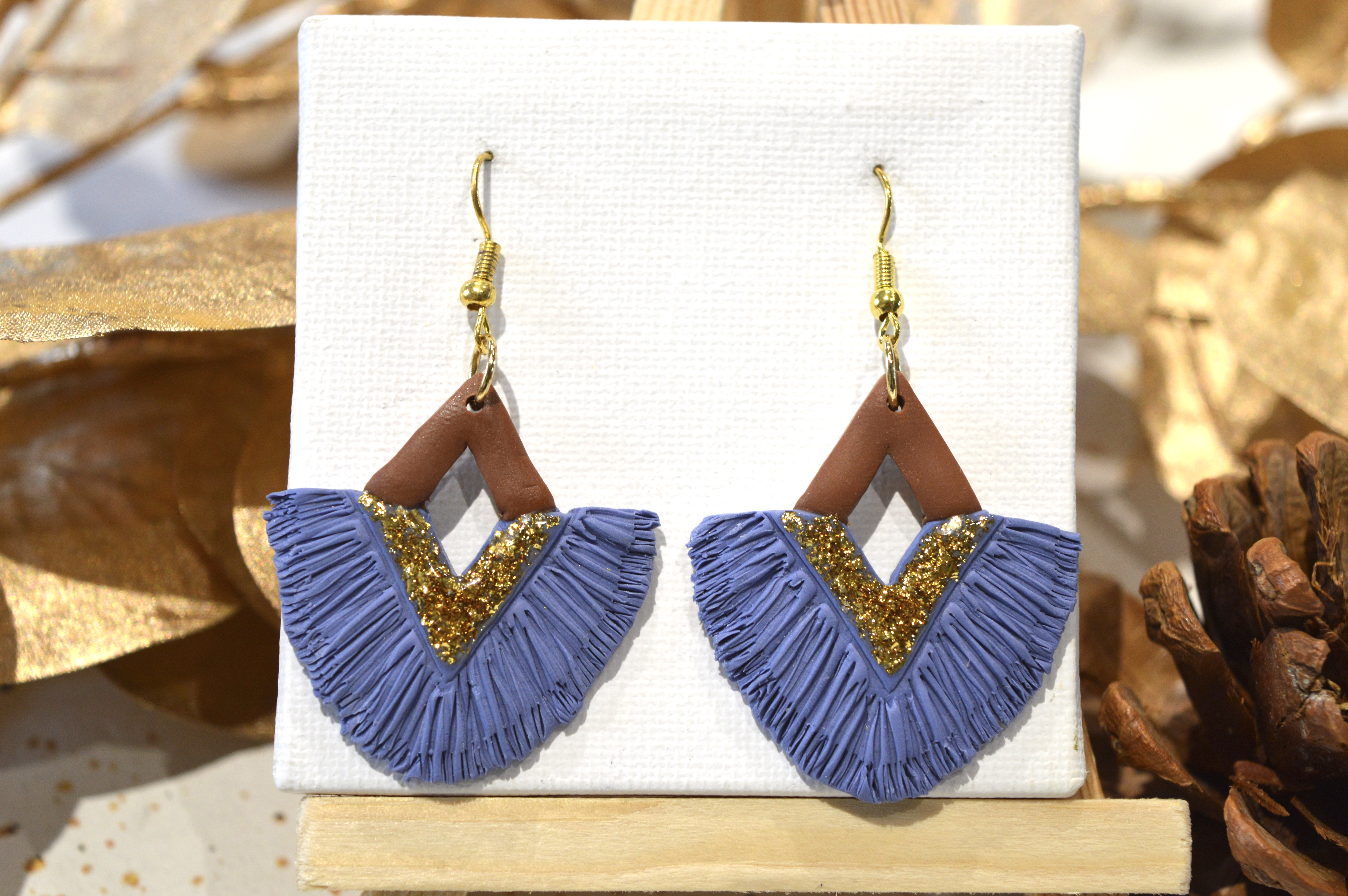 Macramé bleu doré