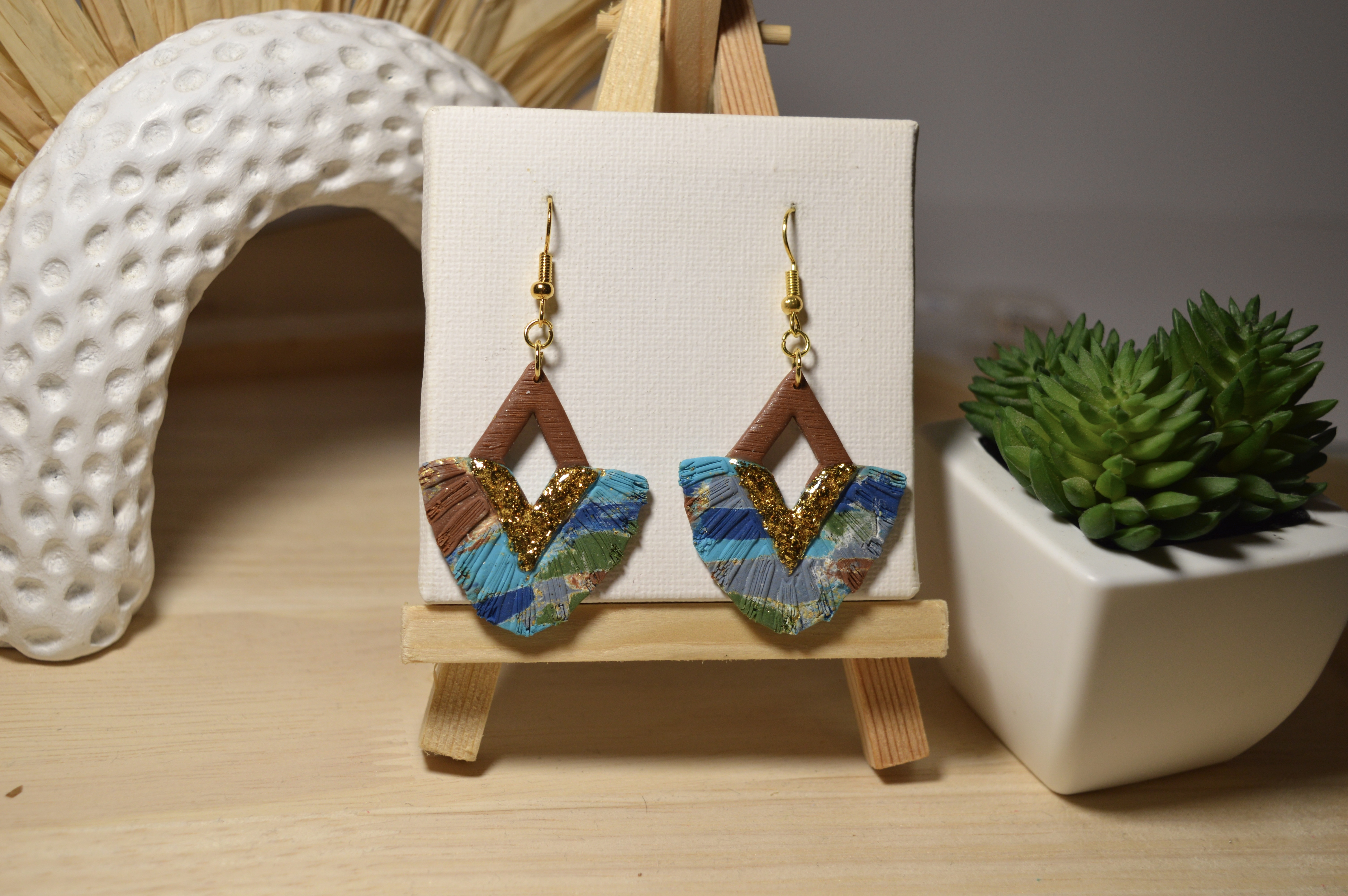 Boucles d'oreilles Macramé dominante de marron et bleu 