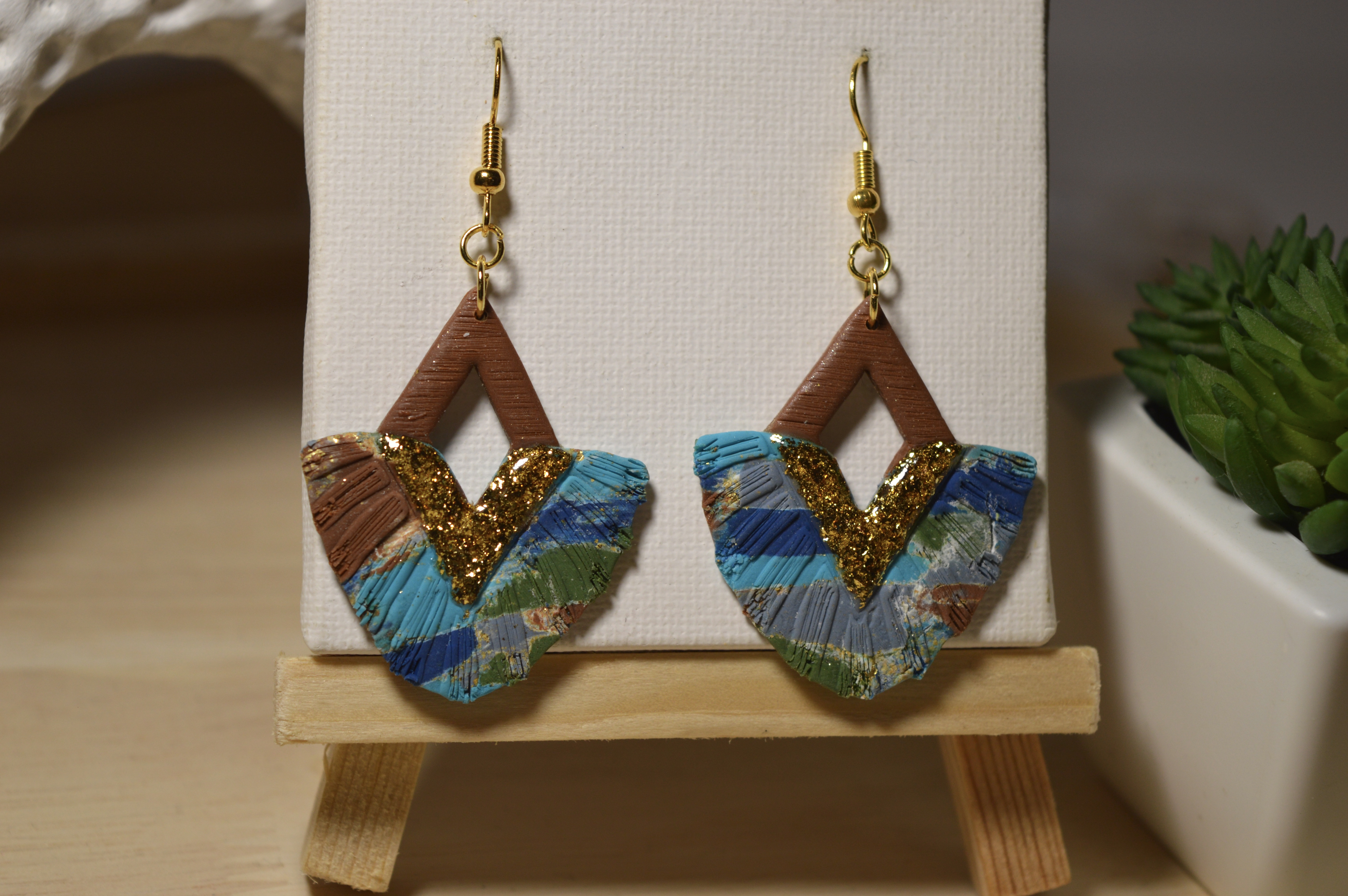 Boucles d'oreilles Macramé dominante de marron et bleu 