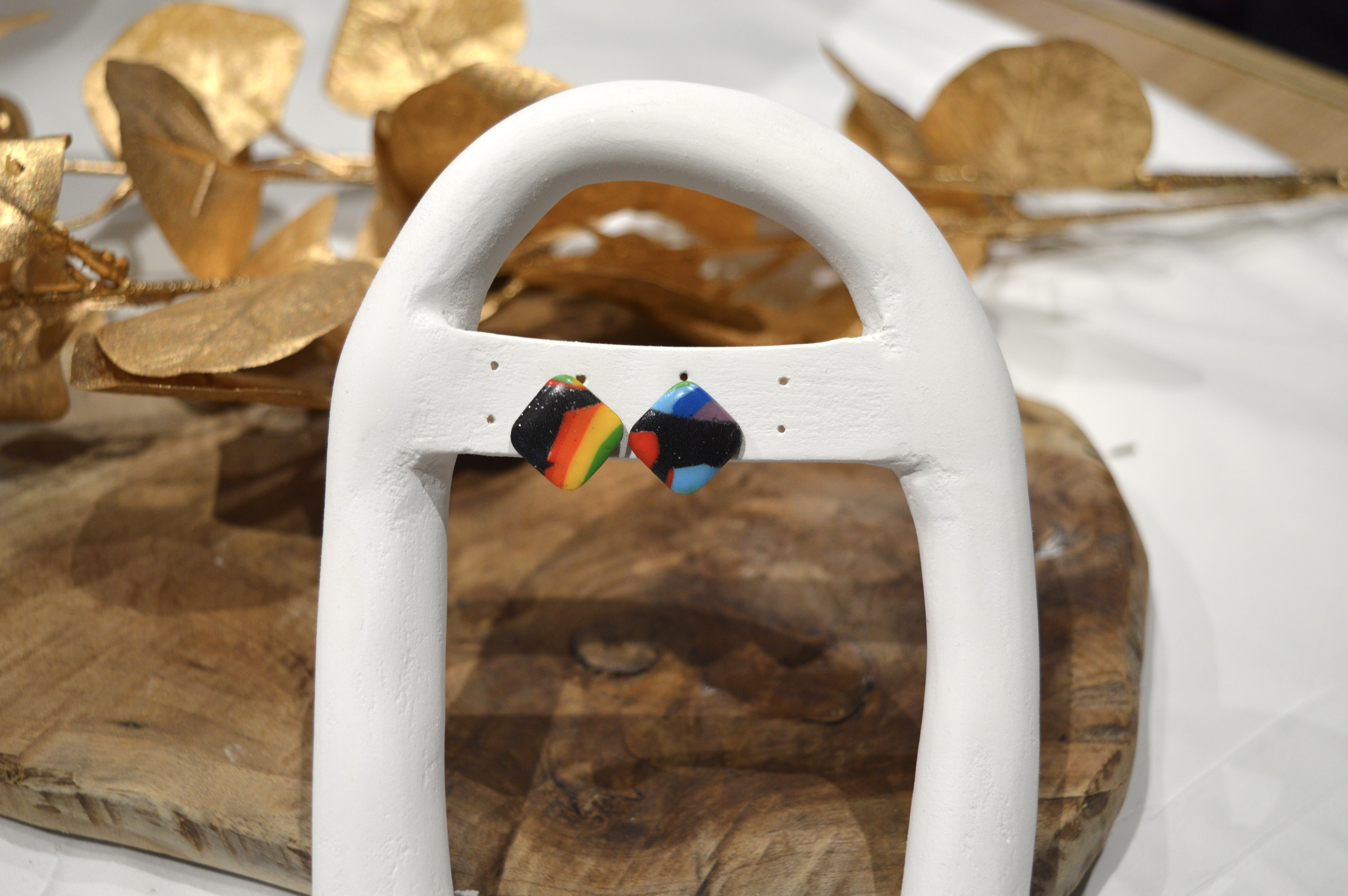 Boucles d'oreilles carré noir et arc en ciel 