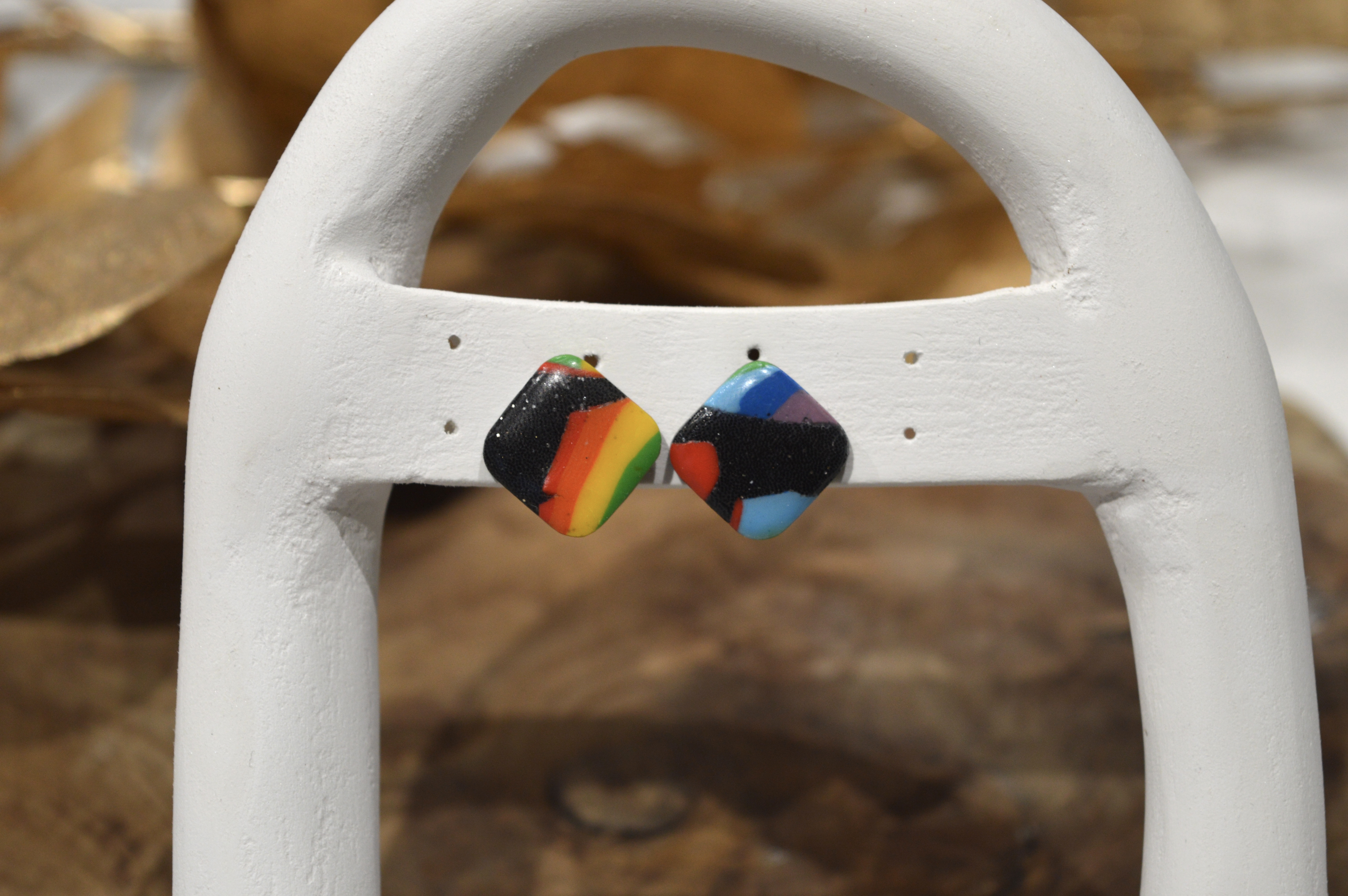 Boucles d'oreilles carré noir et arc en ciel 
