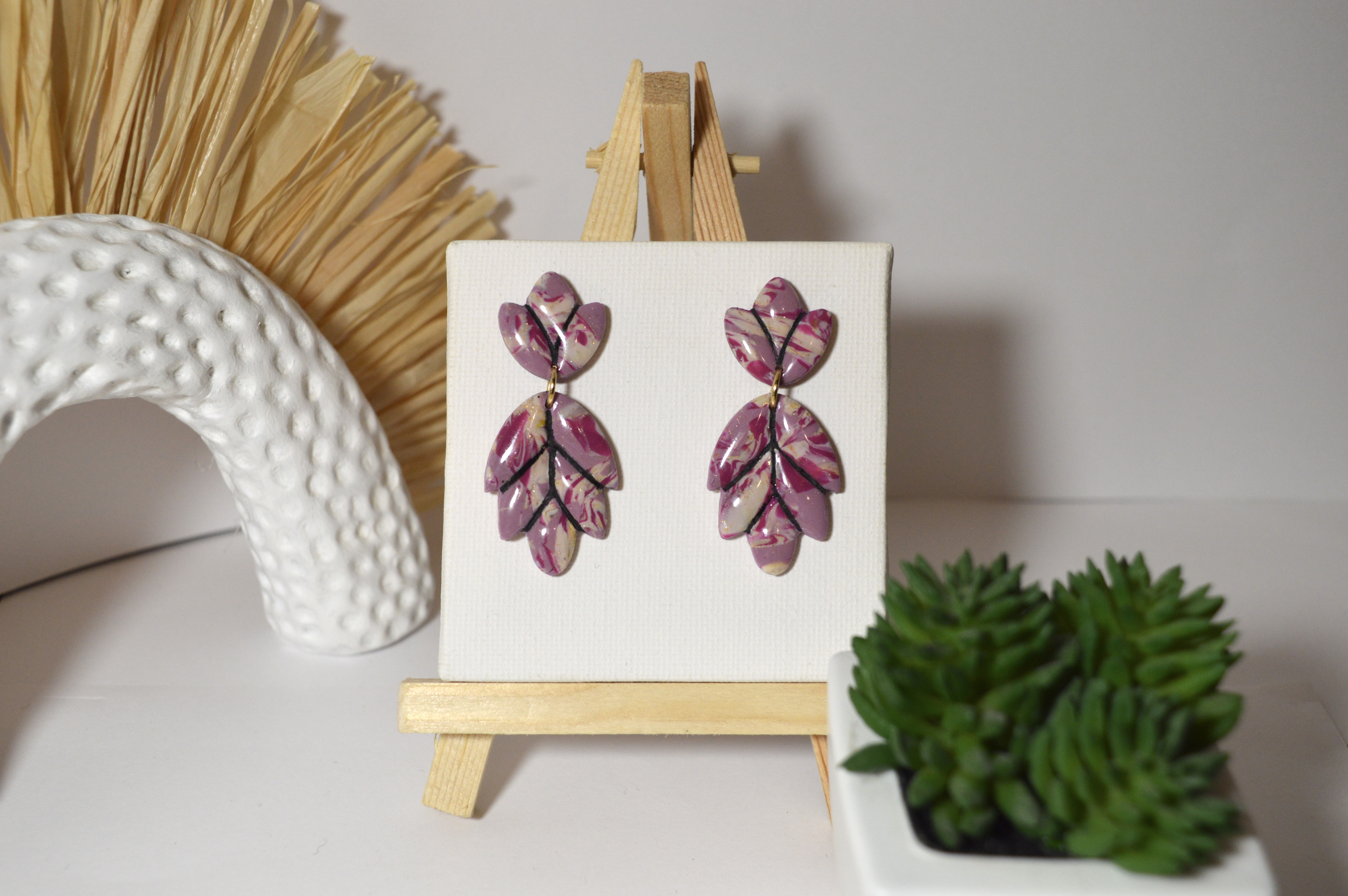 Boucles d'oreilles Albertine avec des touches de fuschia et un liseré noir recouverte de résine 