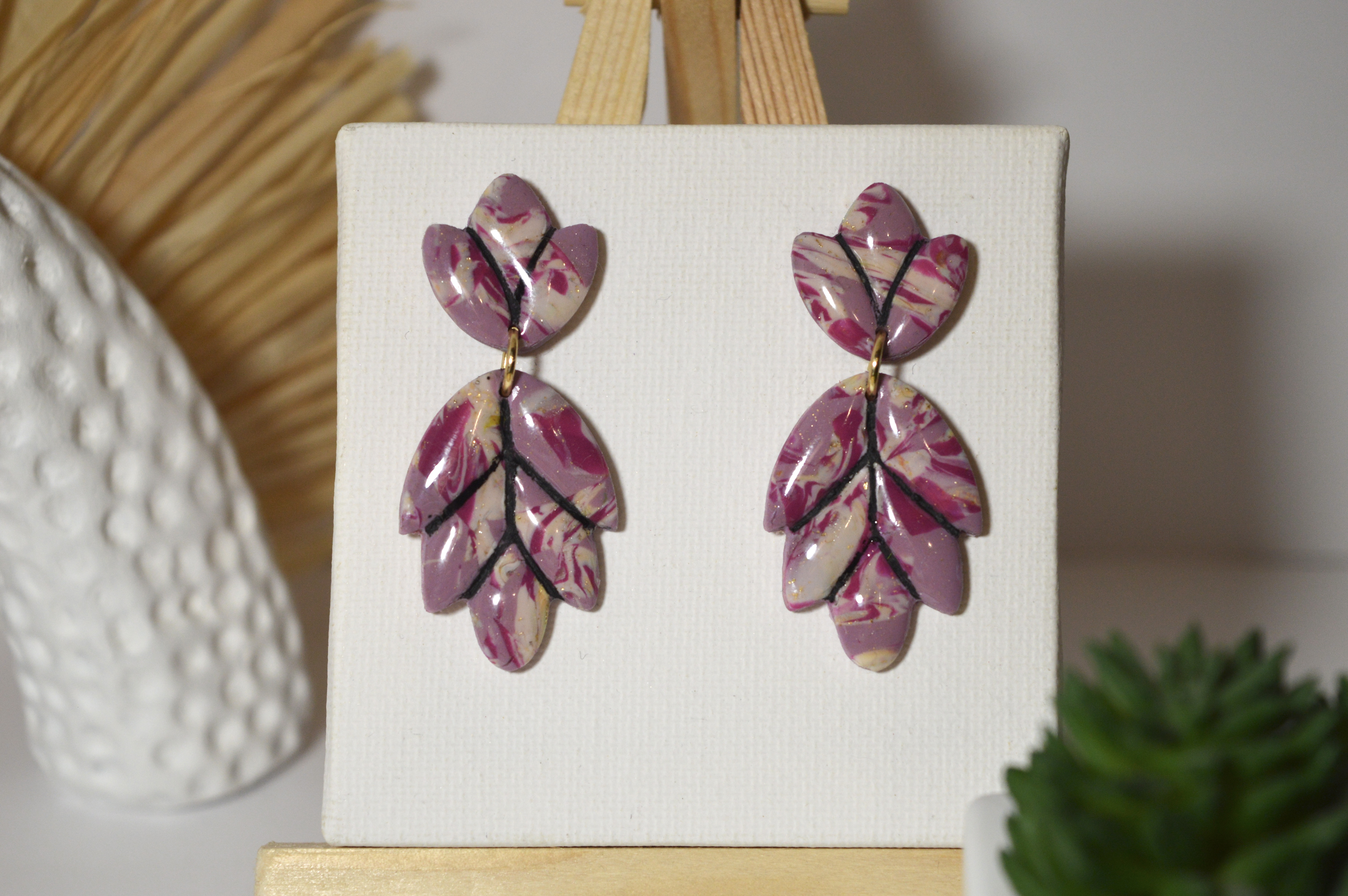 Boucles d'oreilles Albertine avec des touches de fuschia et un liseré noir recouverte de résine 
