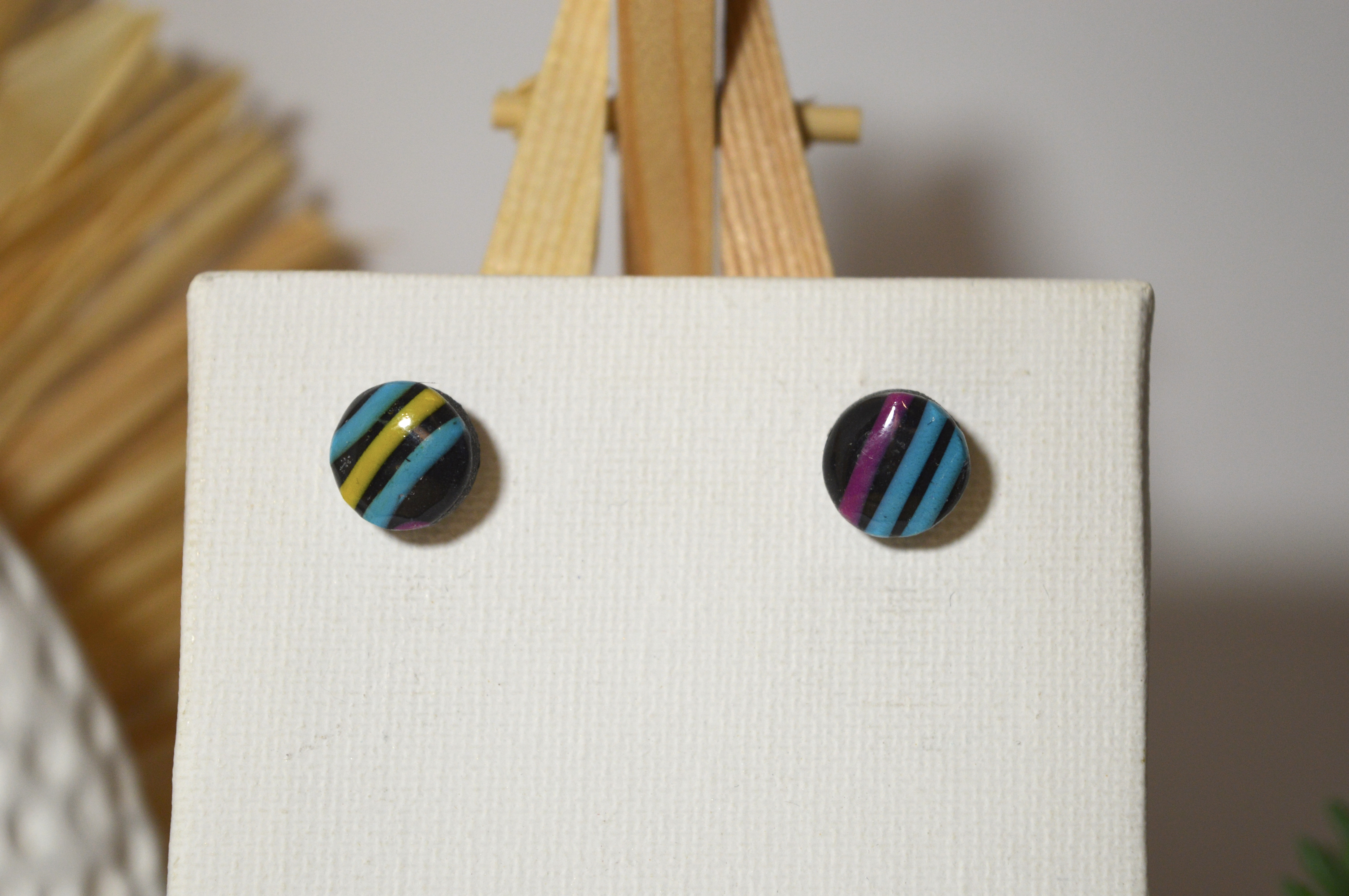 Boucles d'oreilles traits artistiques différents
