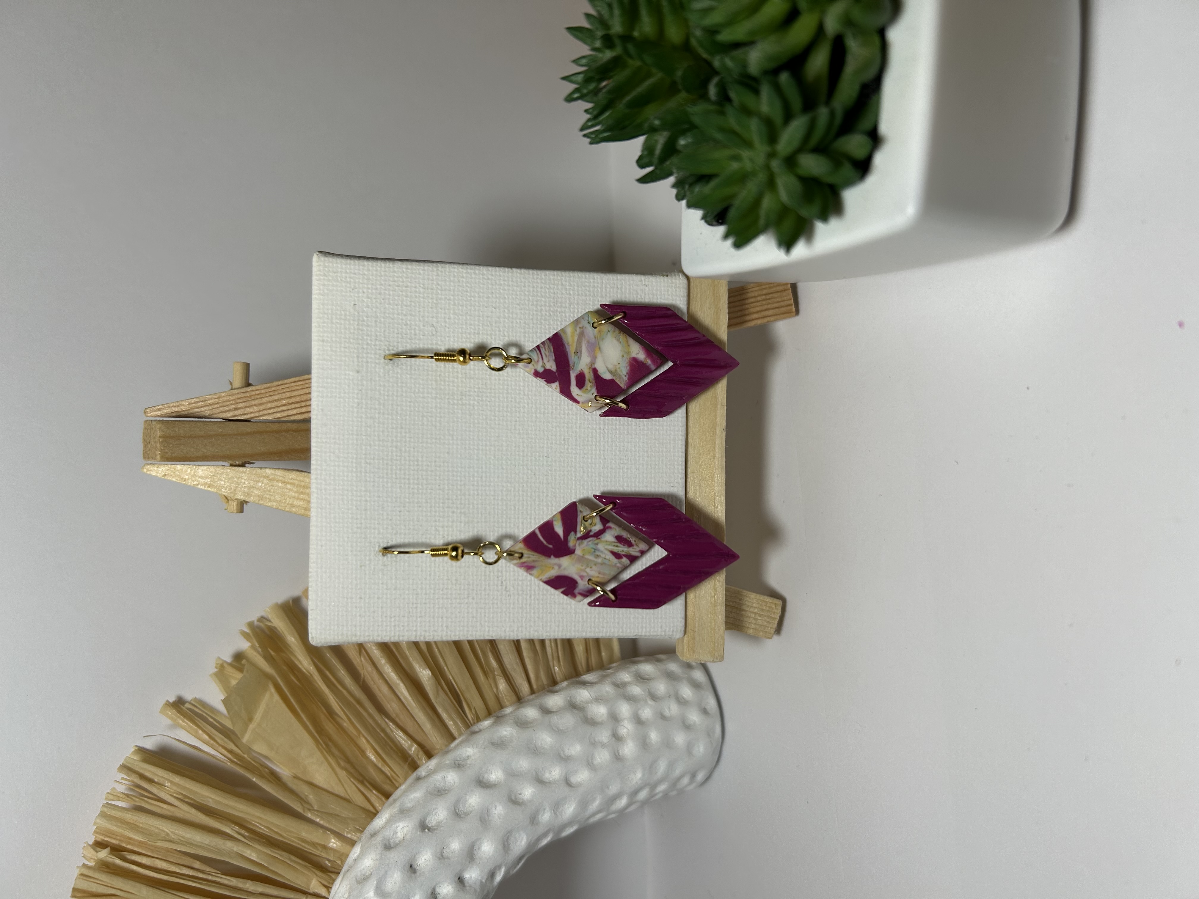 Boucles d'oreilles Lucette avec bandeau fuchsia texturé