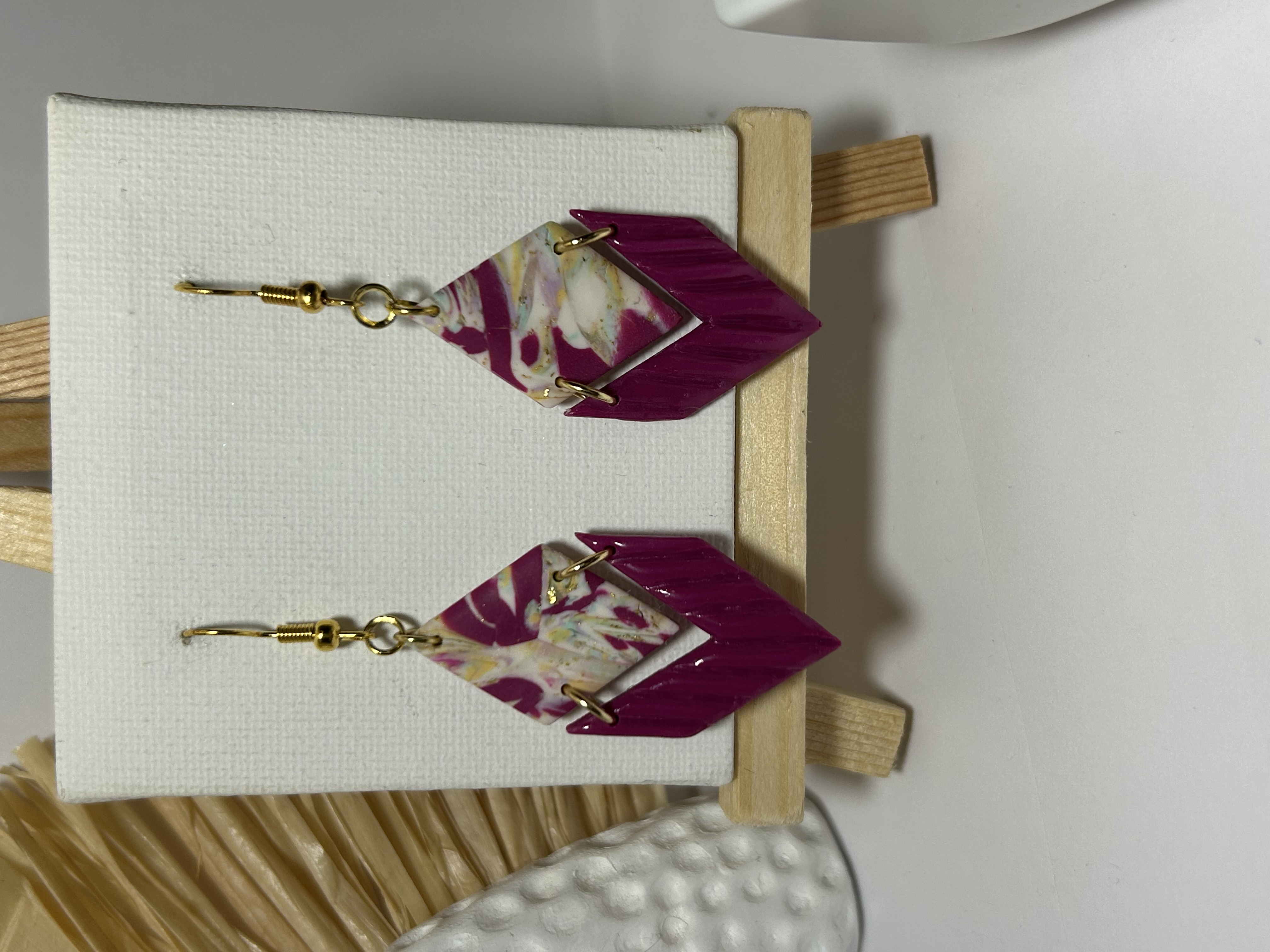 Boucles d'oreilles Lucette avec bandeau fuchsia texturé
