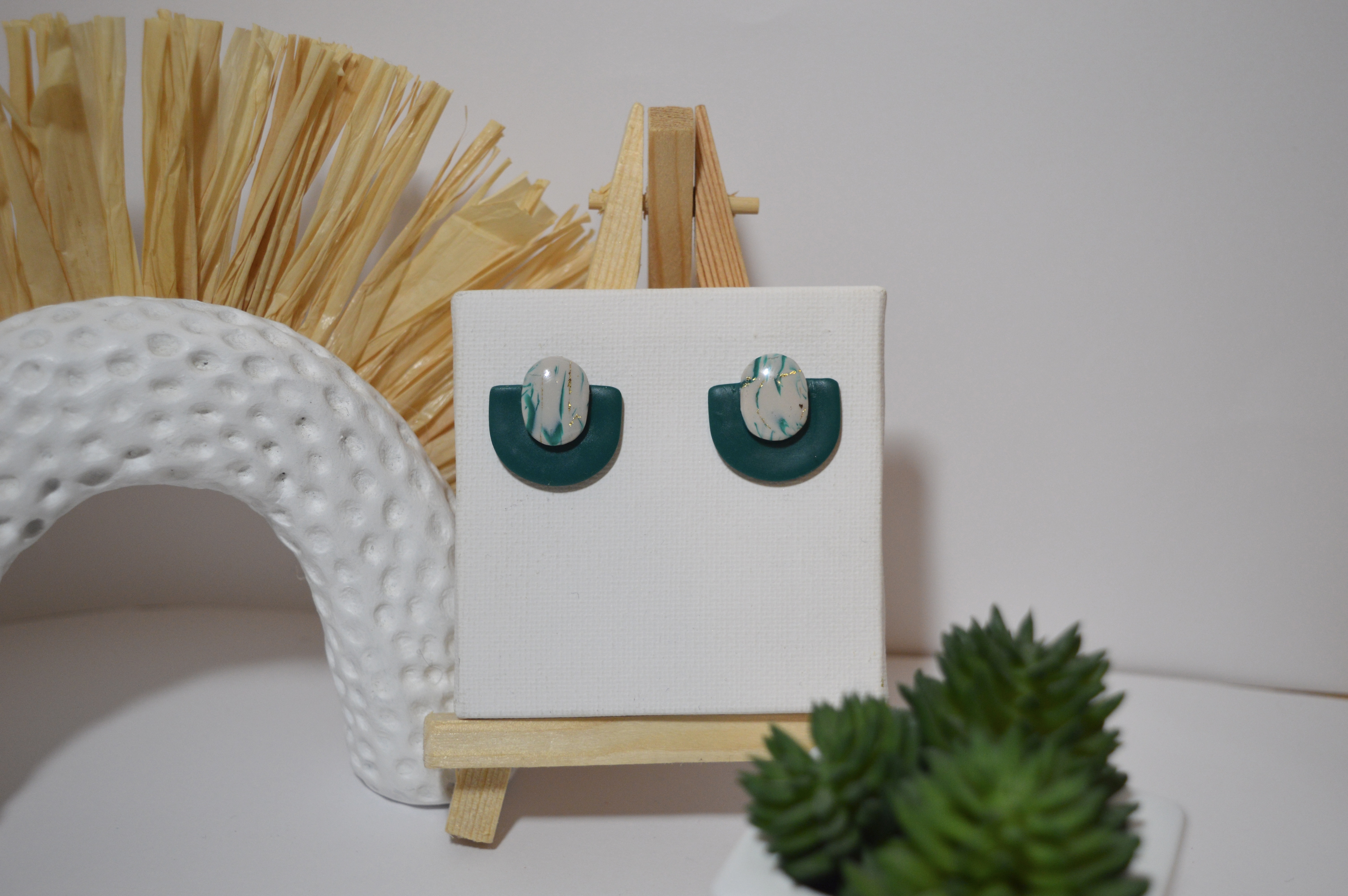 Boucles d'oreilles marbré vert et uni avec jeu de texture avec de la resine