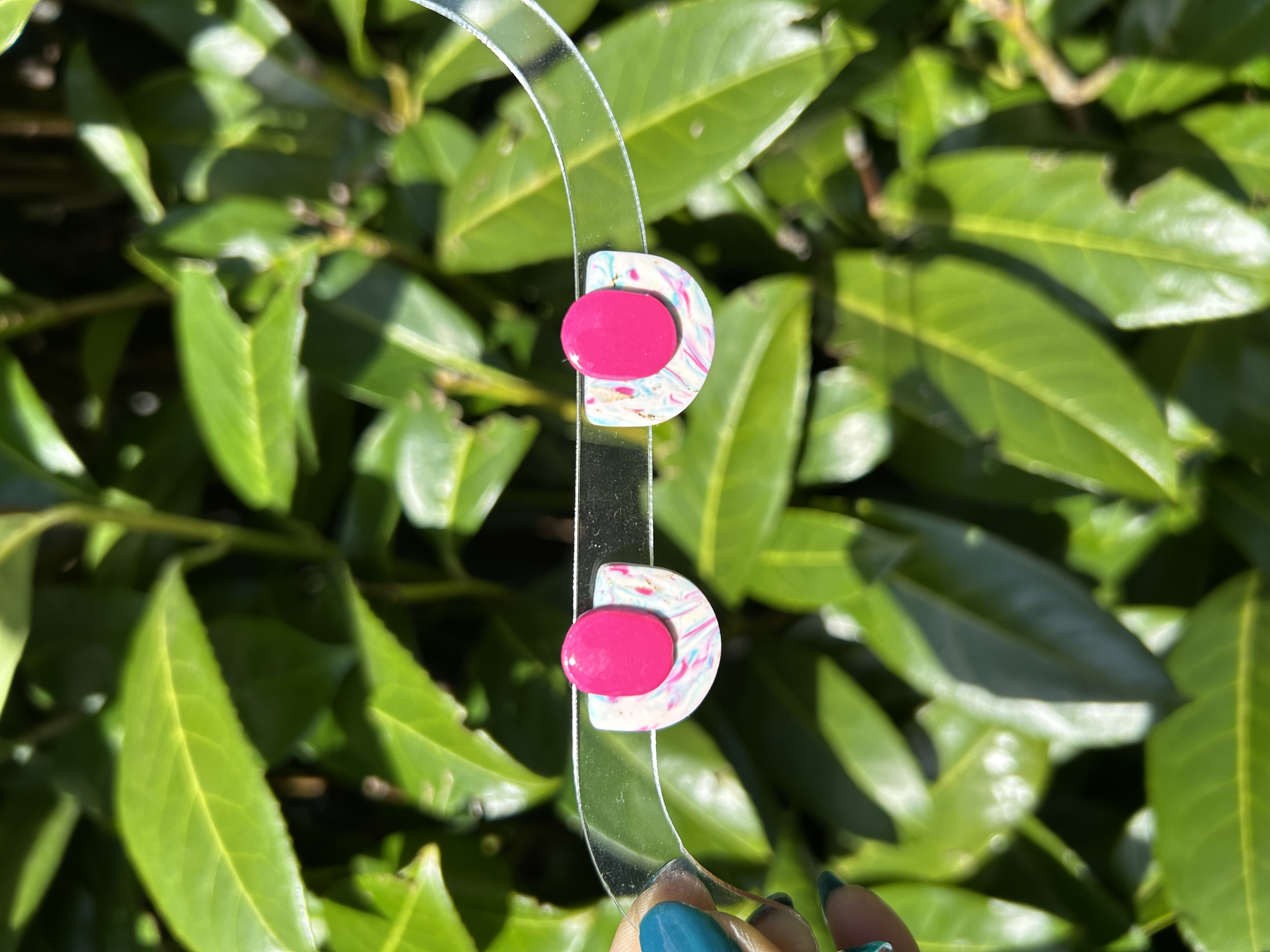 Boucles d'oreilles marbré bleu et fuschia 