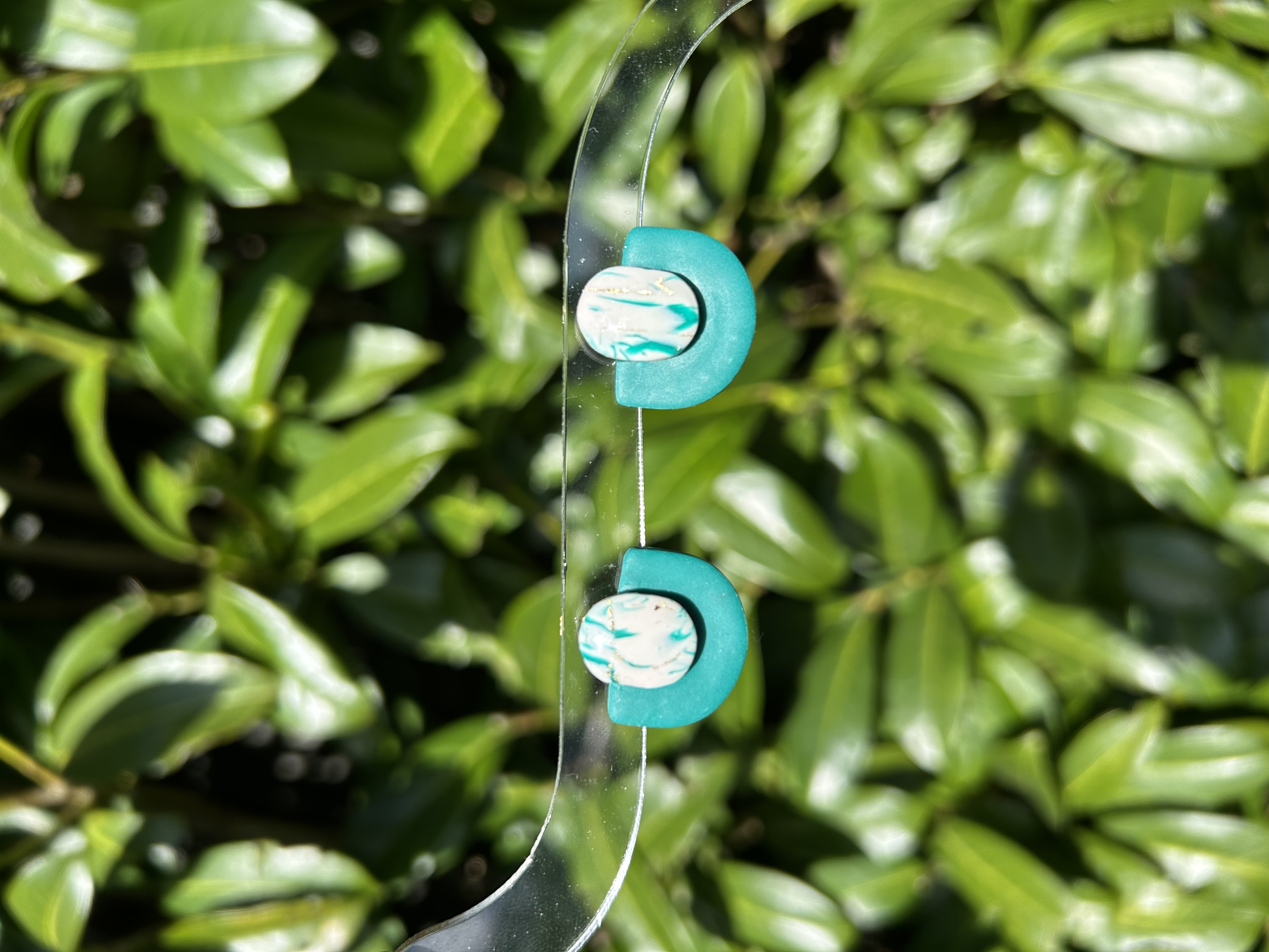 Boucles d'oreilles marbré vert et uni avec jeu de texture avec de la resine
