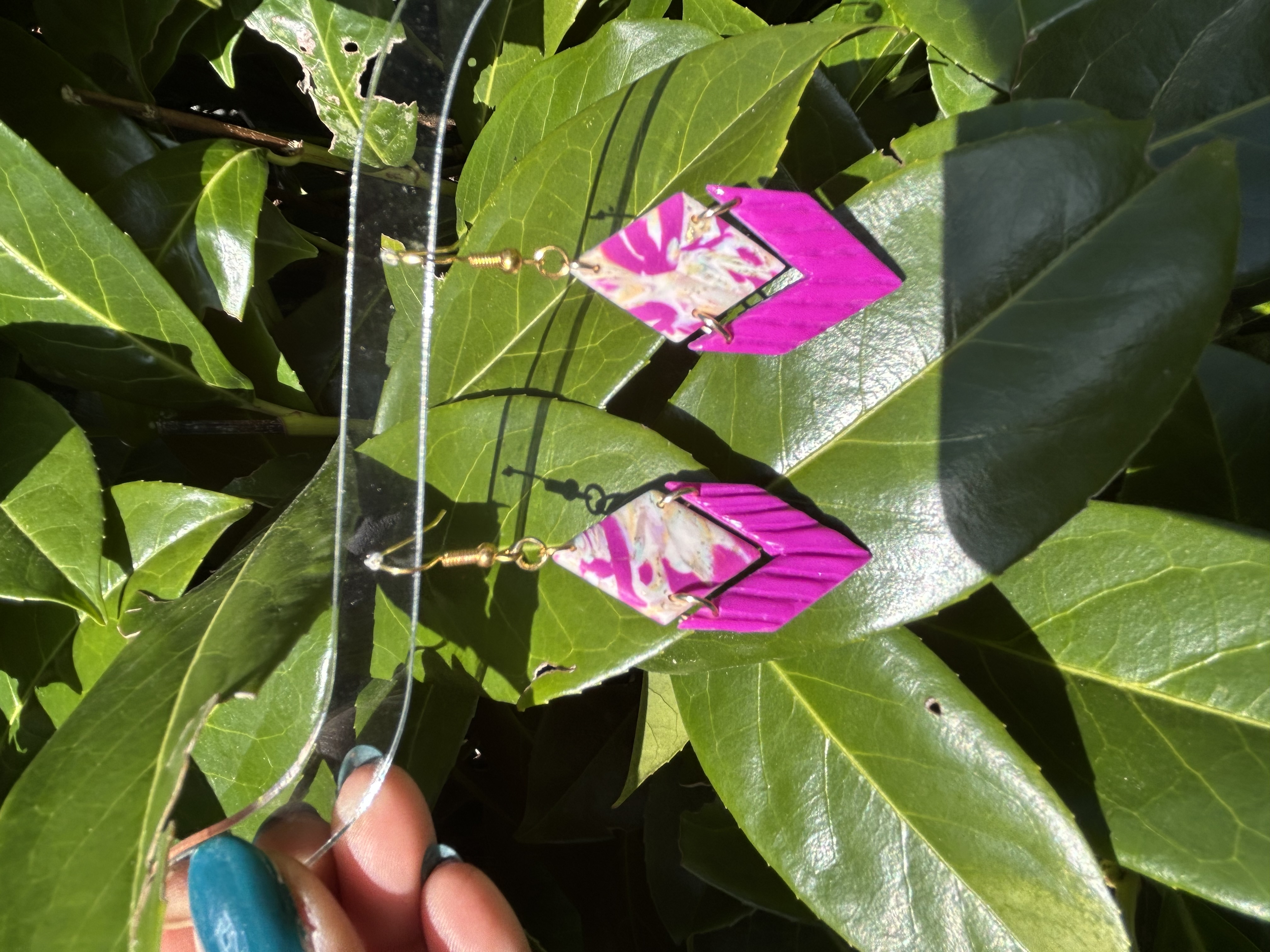Boucles d'oreilles Lucette avec bandeau fuchsia texturé