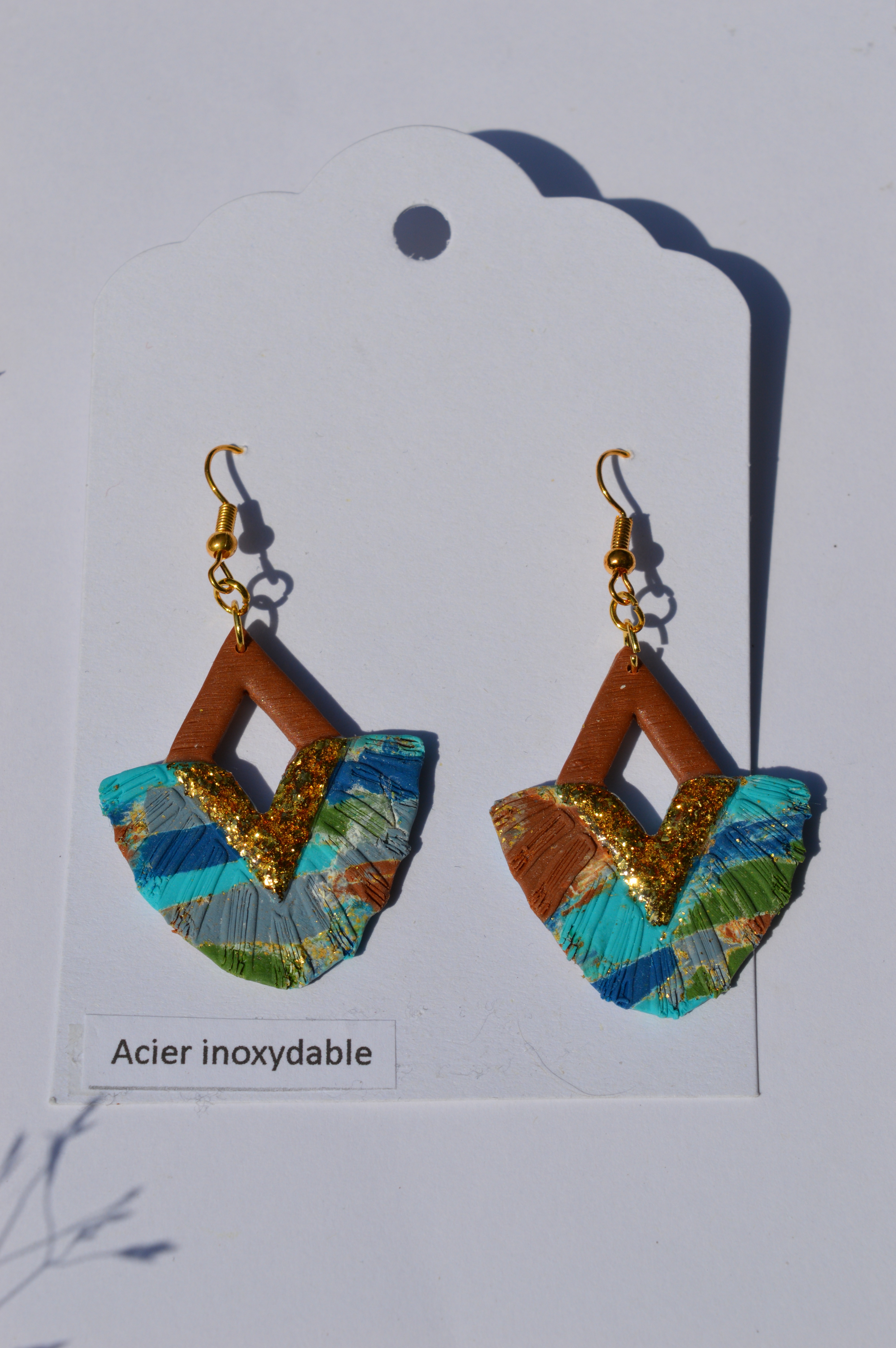 Boucles d'oreilles Macramé dominante de marron et bleu 