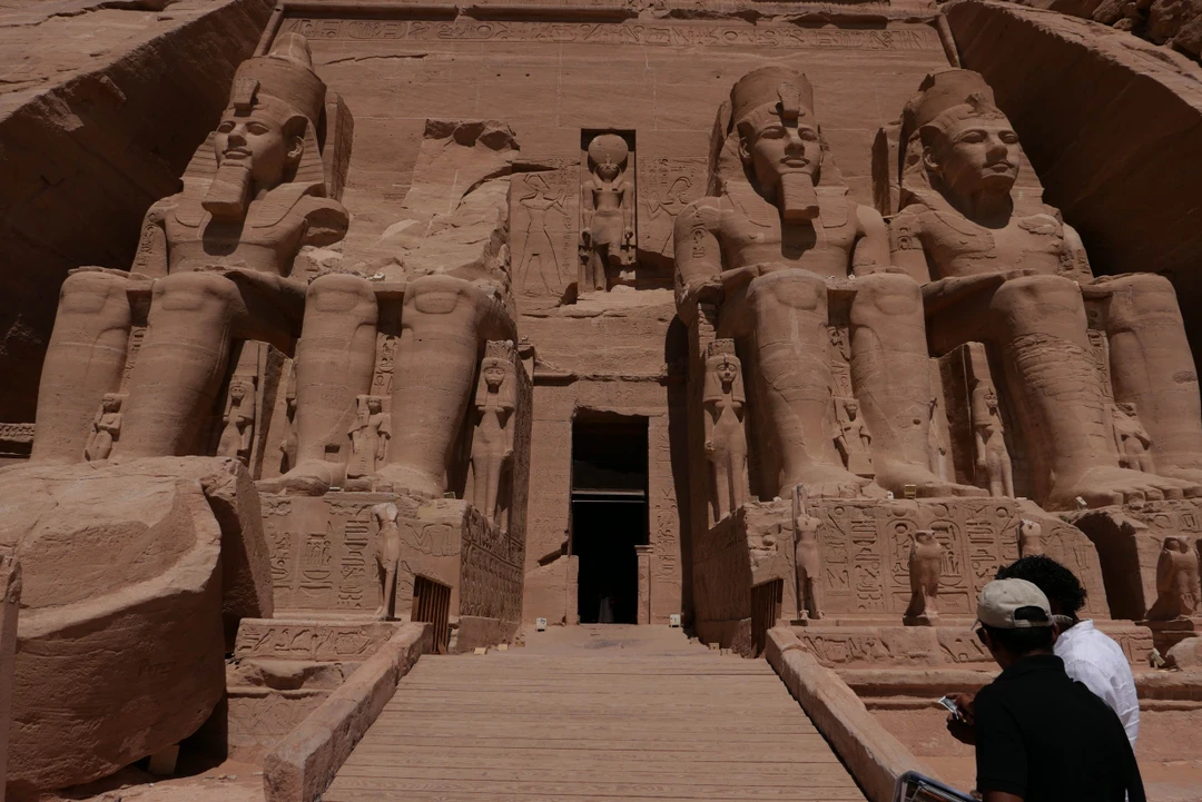 Экскурсия в храм Абу-Симбел из Асуана Исследуйте сокровища храма Абу-Симбел