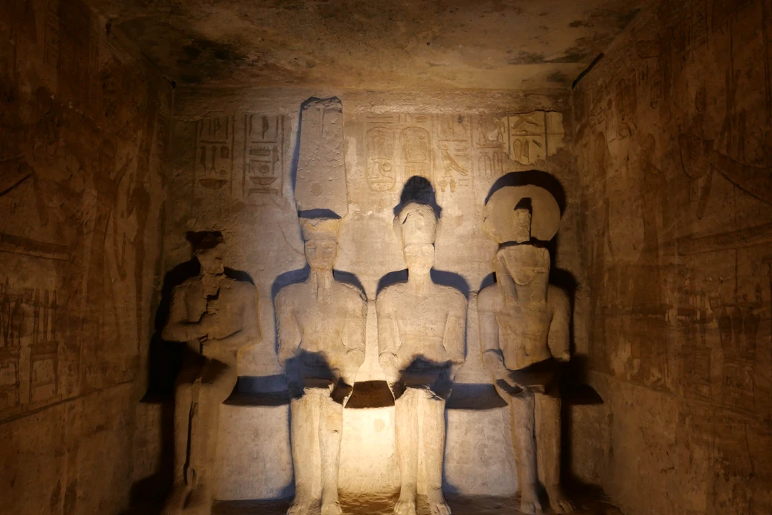 Экскурсия в храм Абу-Симбел из Асуана Исследуйте сокровища храма Абу-Симбел