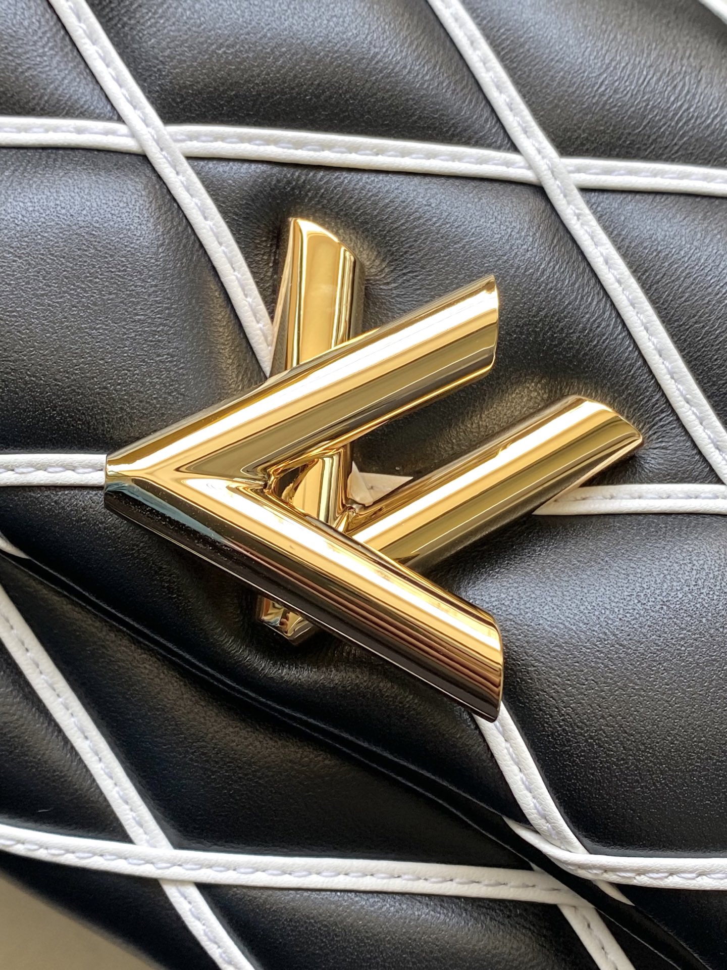 LV Black and White 