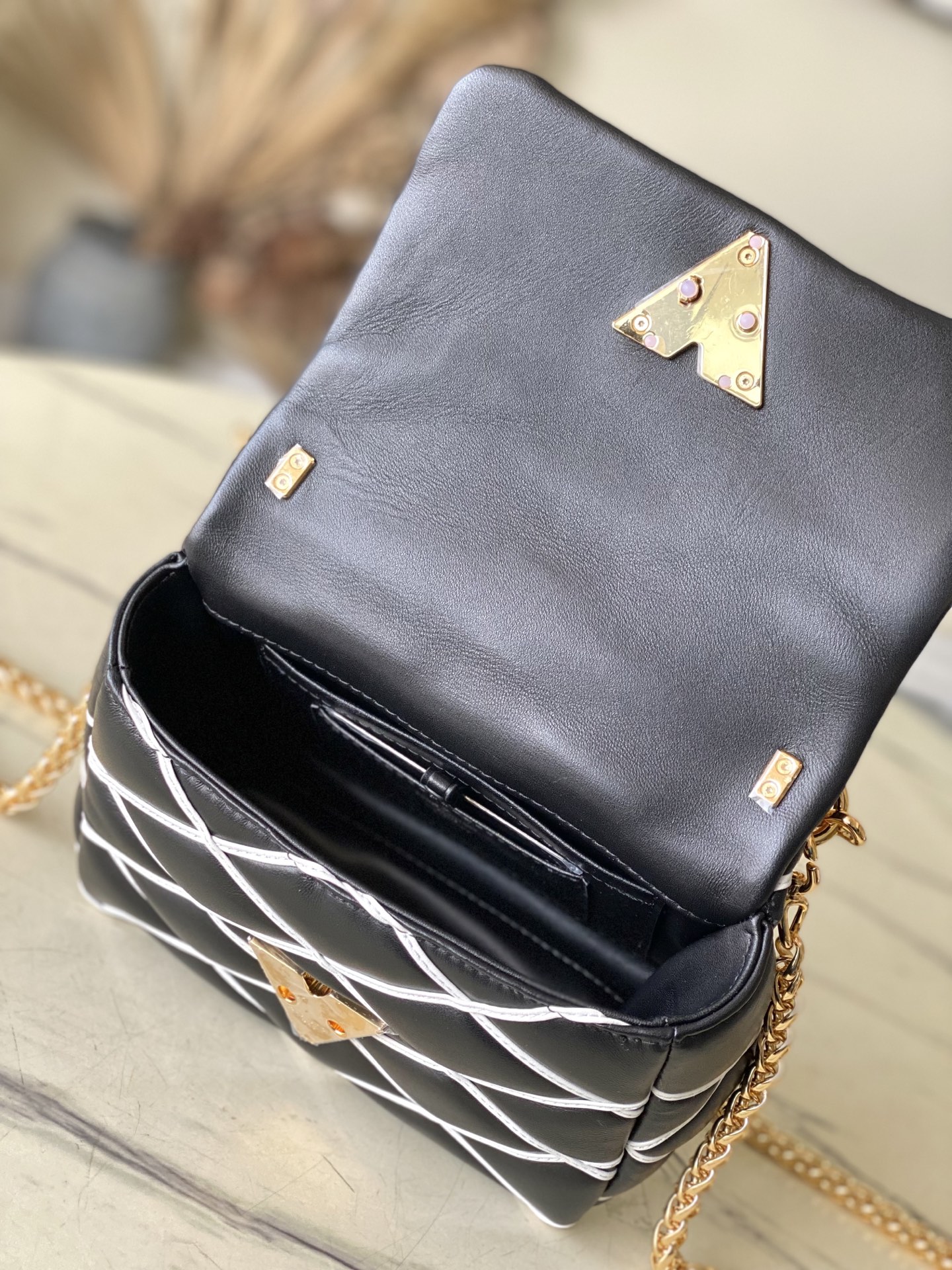 LV Black and White 