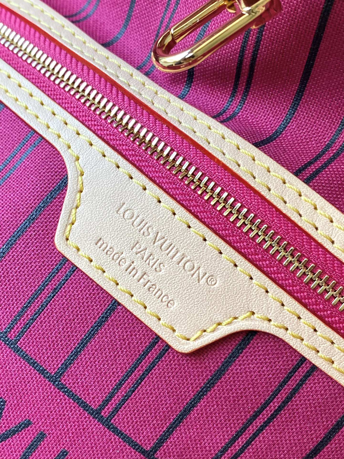 Louis Vuitton Neverfull Bandouliere Inside Out medium size does not have a handbag
