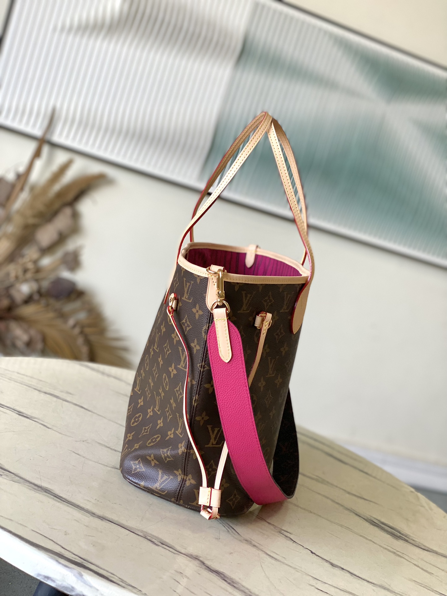 Louis Vuitton Neverfull Bandouliere Inside Out medium size does not have a handbag