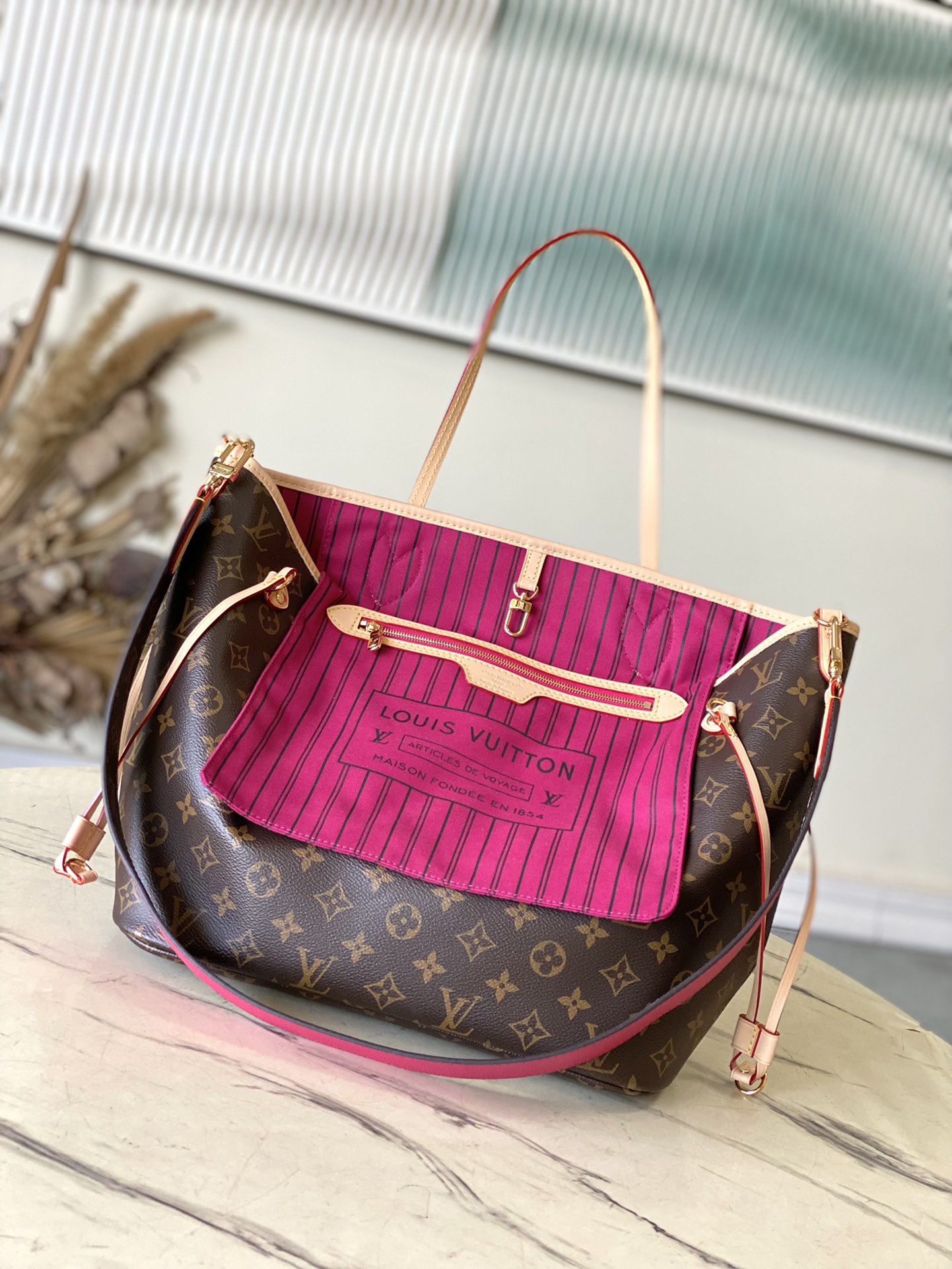 Louis Vuitton Neverfull Bandouliere Inside Out medium size does not have a handbag