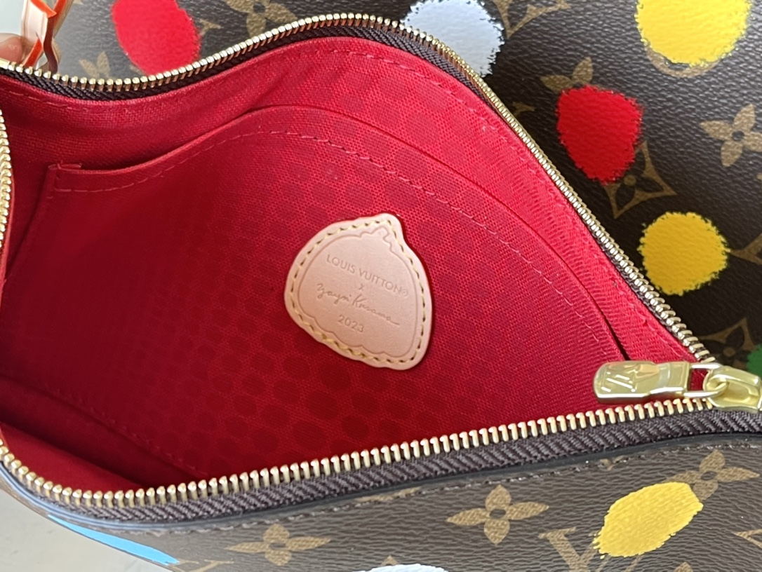 This Neverfull medium-sized handbag chooses x Kusama Yayoi's collaborative series