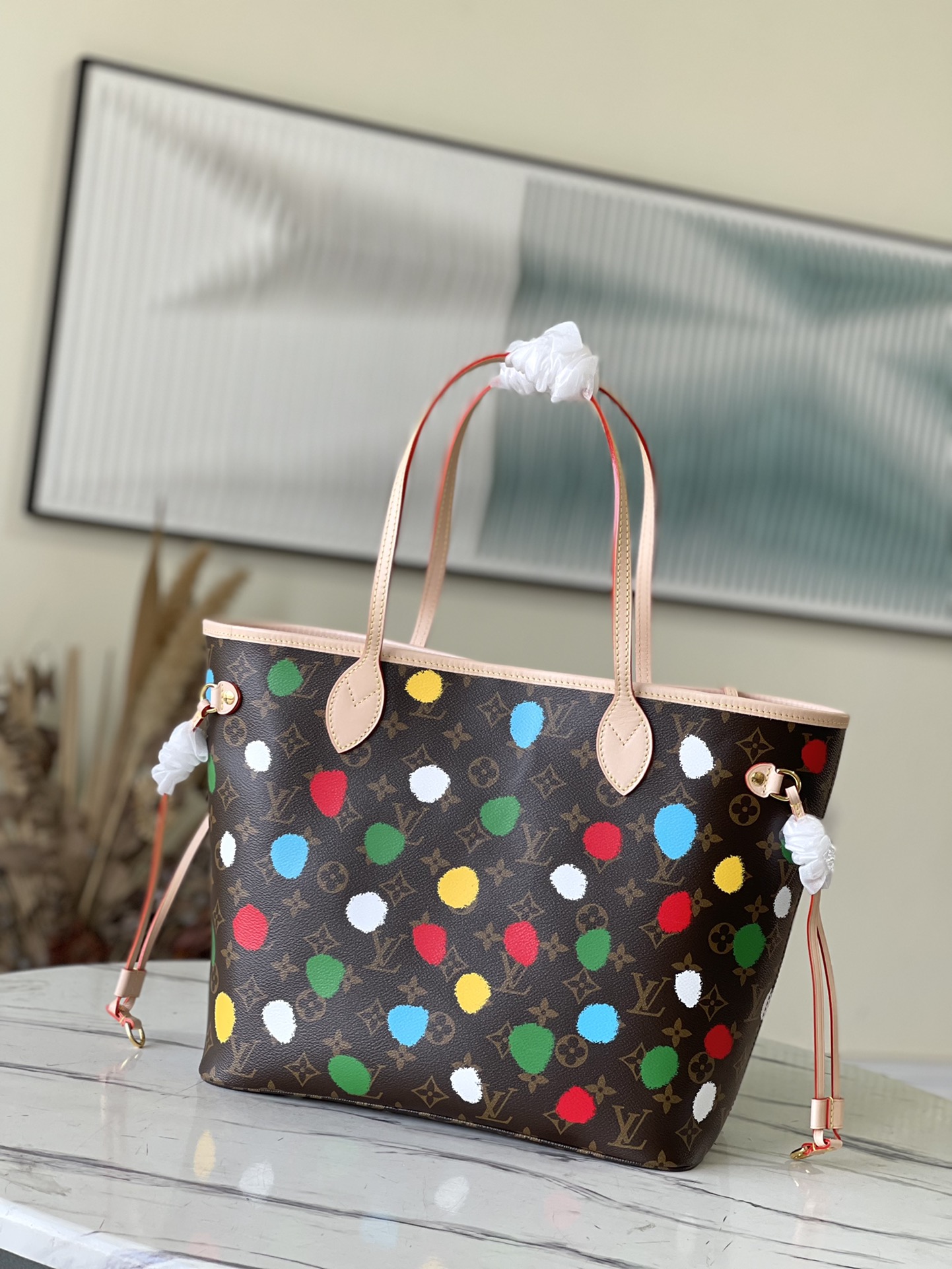 This Neverfull medium-sized handbag chooses x Kusama Yayoi's collaborative series