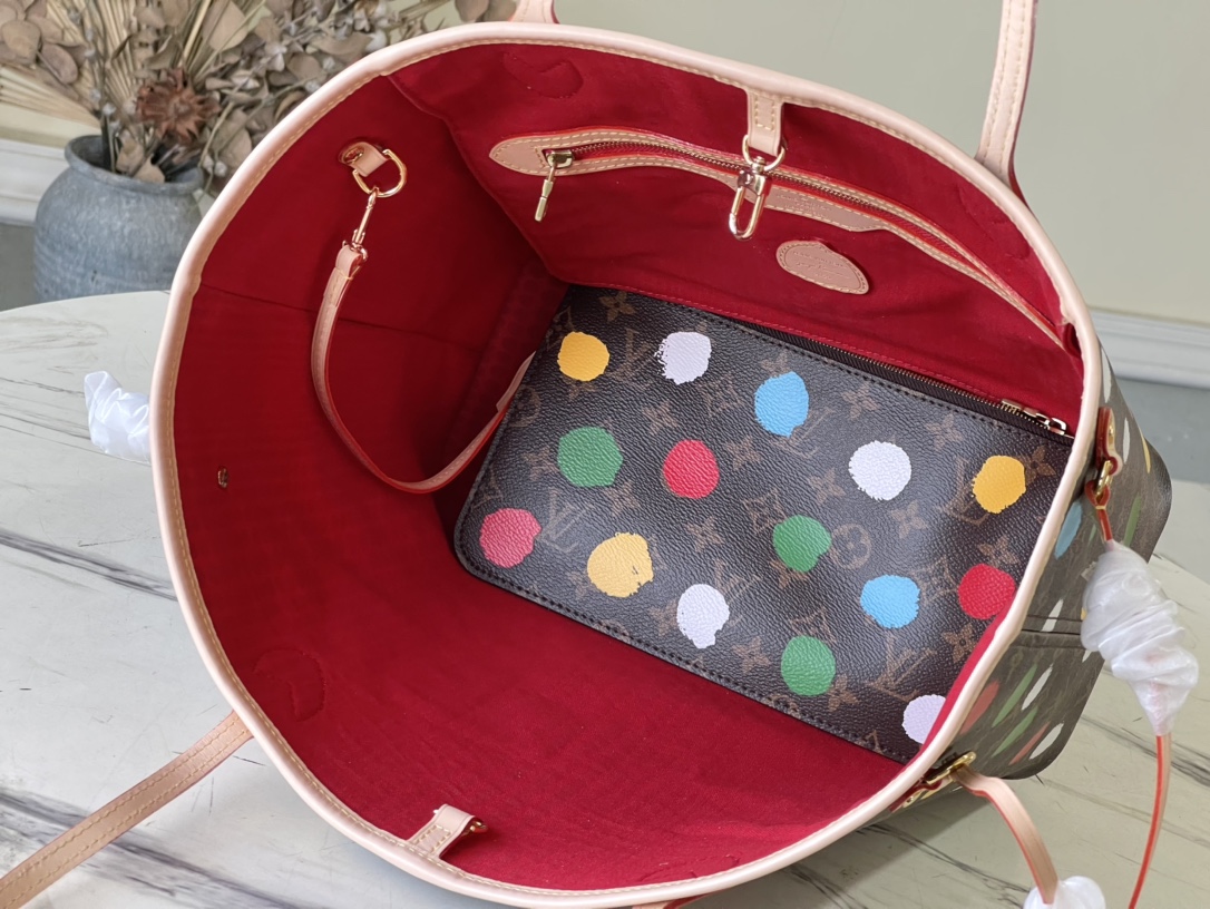 This Neverfull medium-sized handbag chooses x Kusama Yayoi's collaborative series