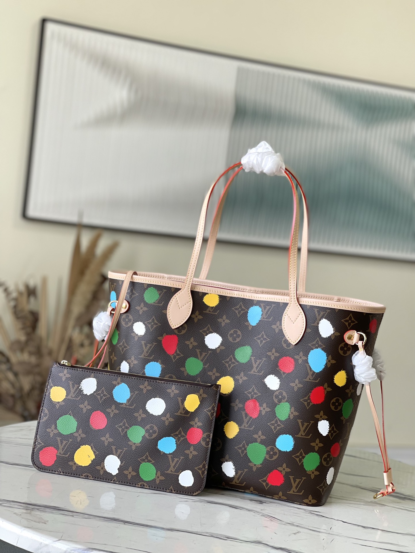 This Neverfull medium-sized handbag chooses x Kusama Yayoi's collaborative series