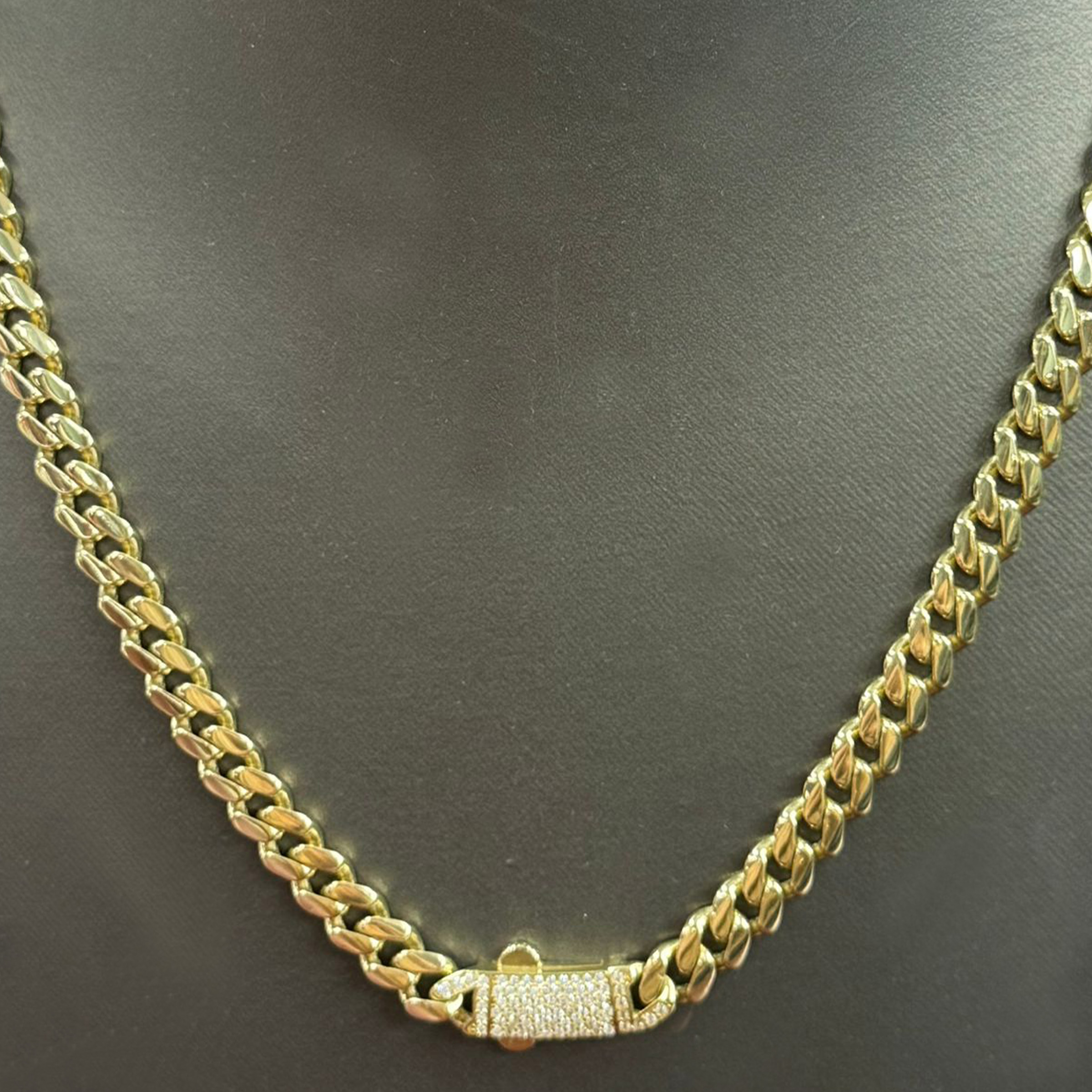 Cadena Cubana Semi-Solida 7mm Oro con Lock central 20" 14K