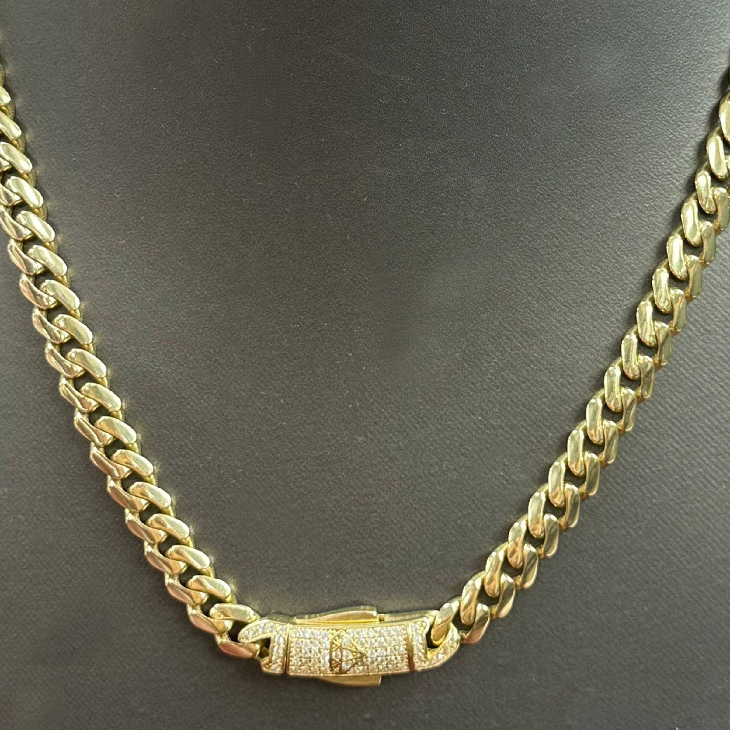 Cadena Cubana Semi-Solida 7mm Oro con Lock central 18" 14K