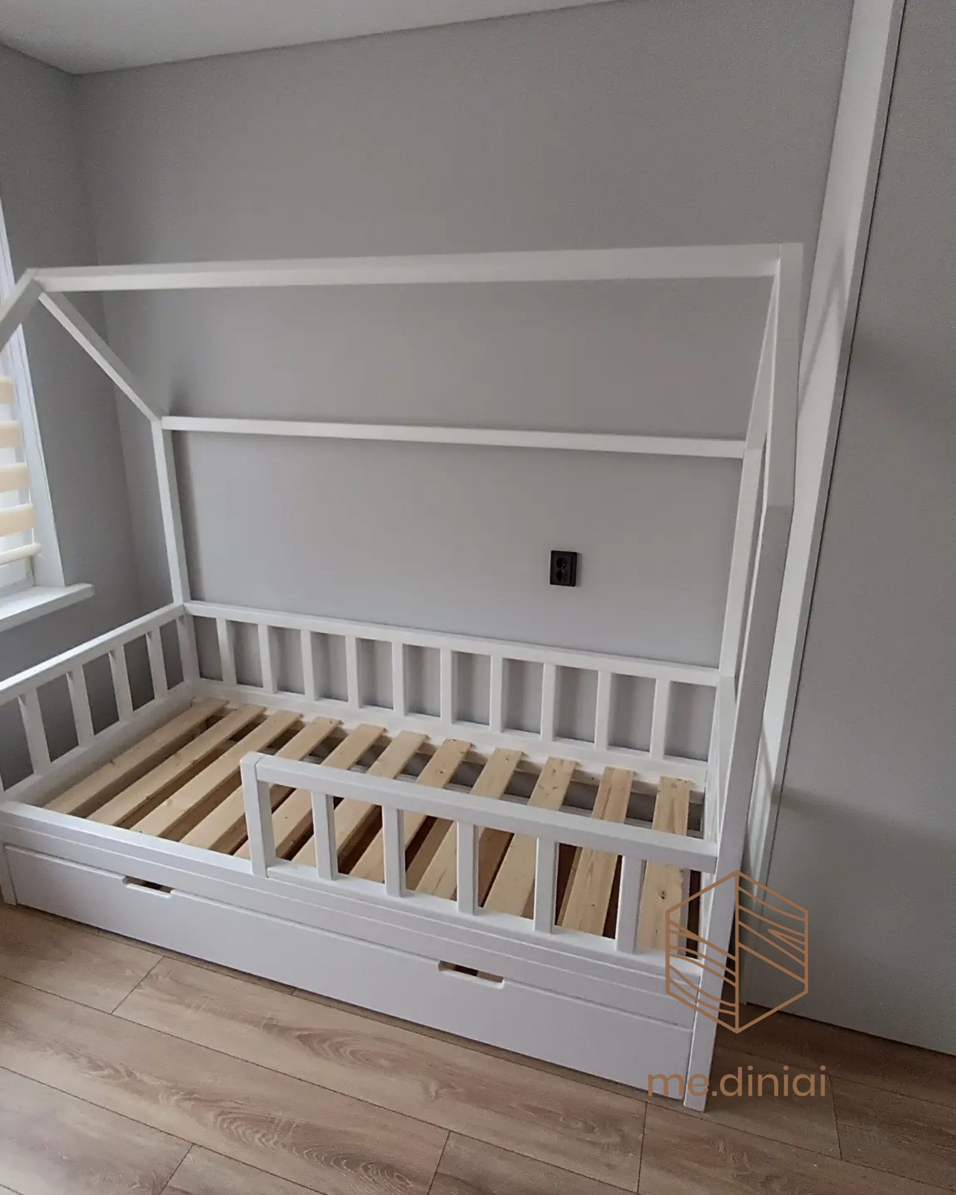 Lovytė-namelis su papildoma miegama vieta