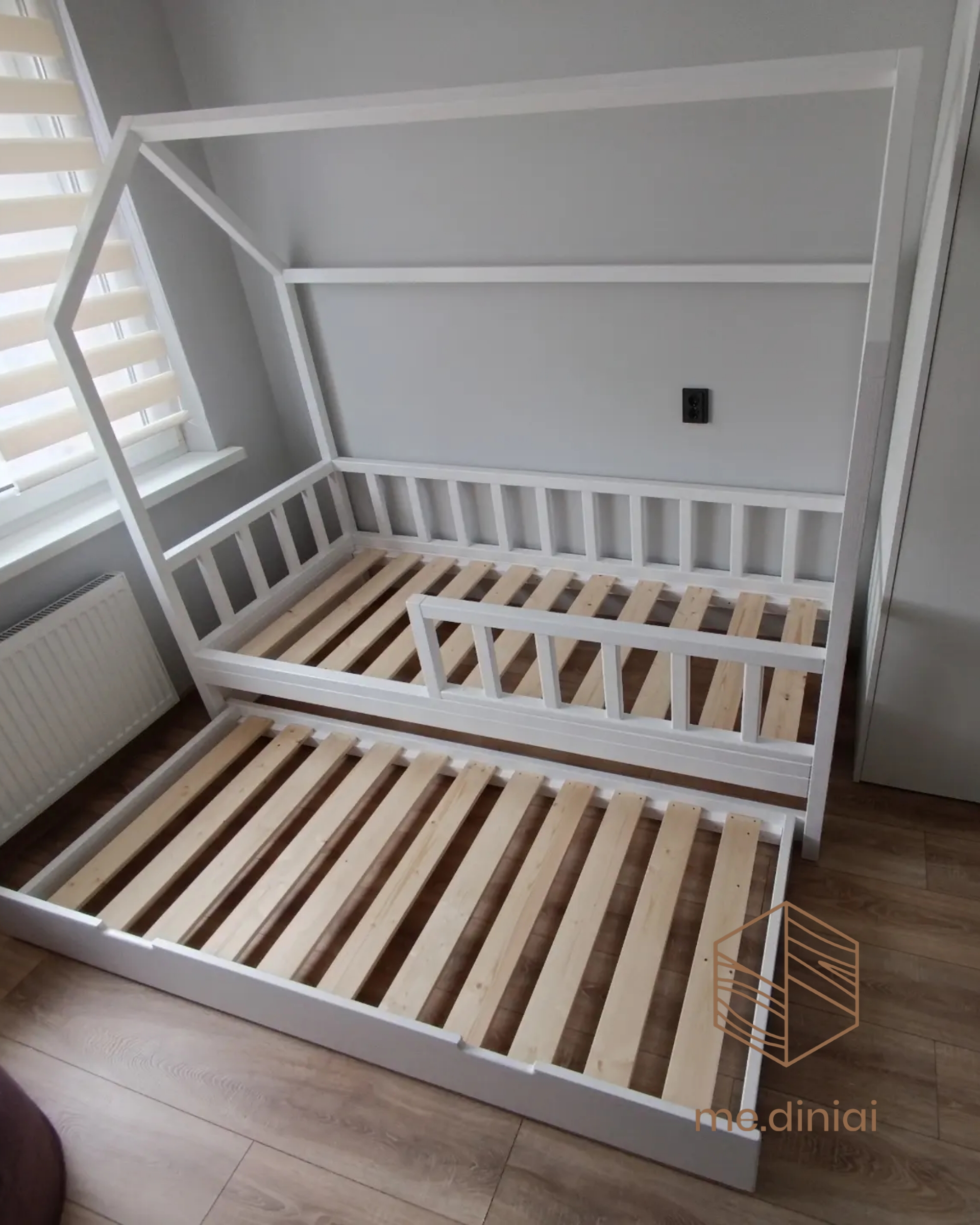 Lovytė-namelis su papildoma miegama vieta