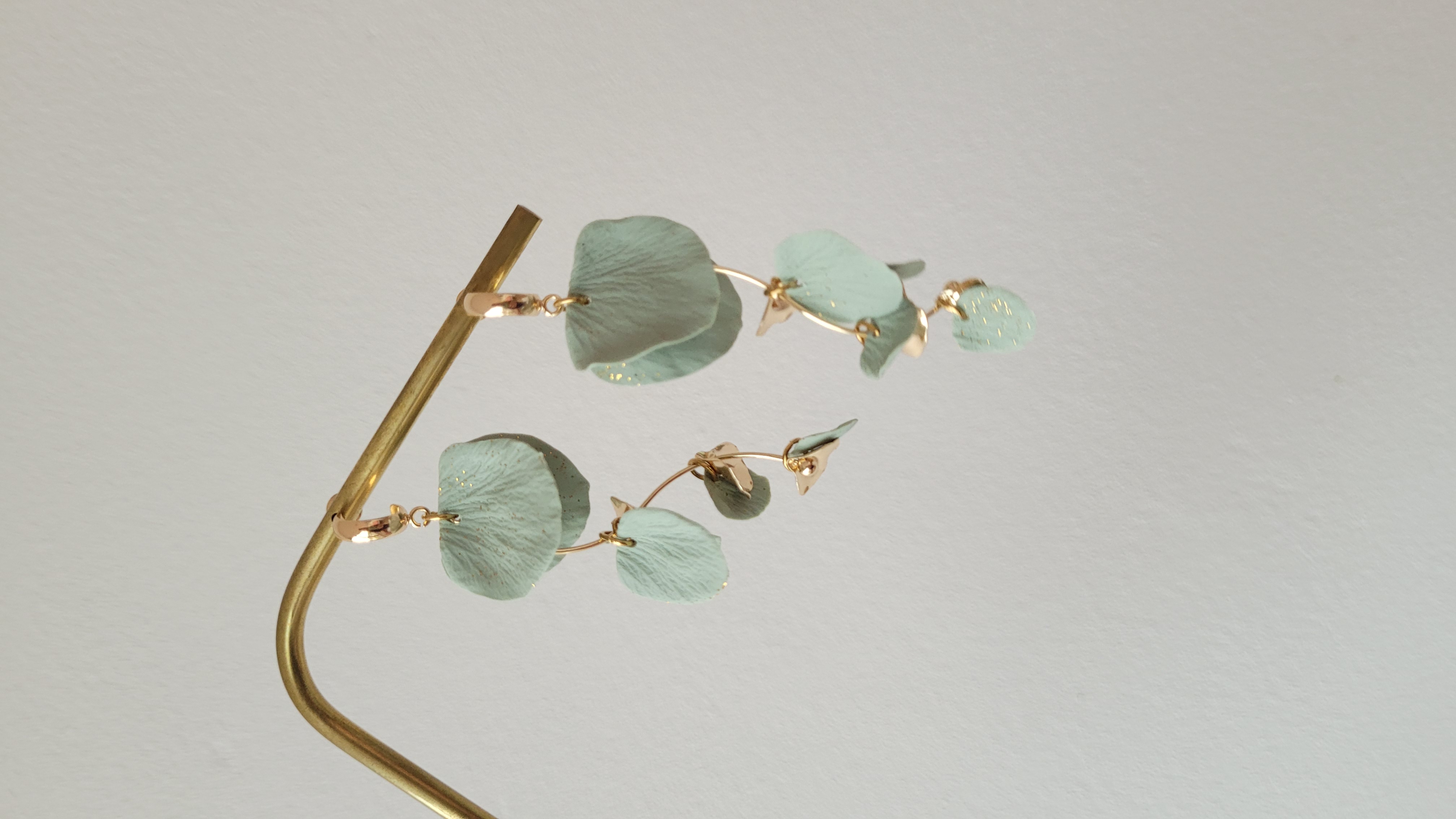 Branche décorative en métal doré et feuilles