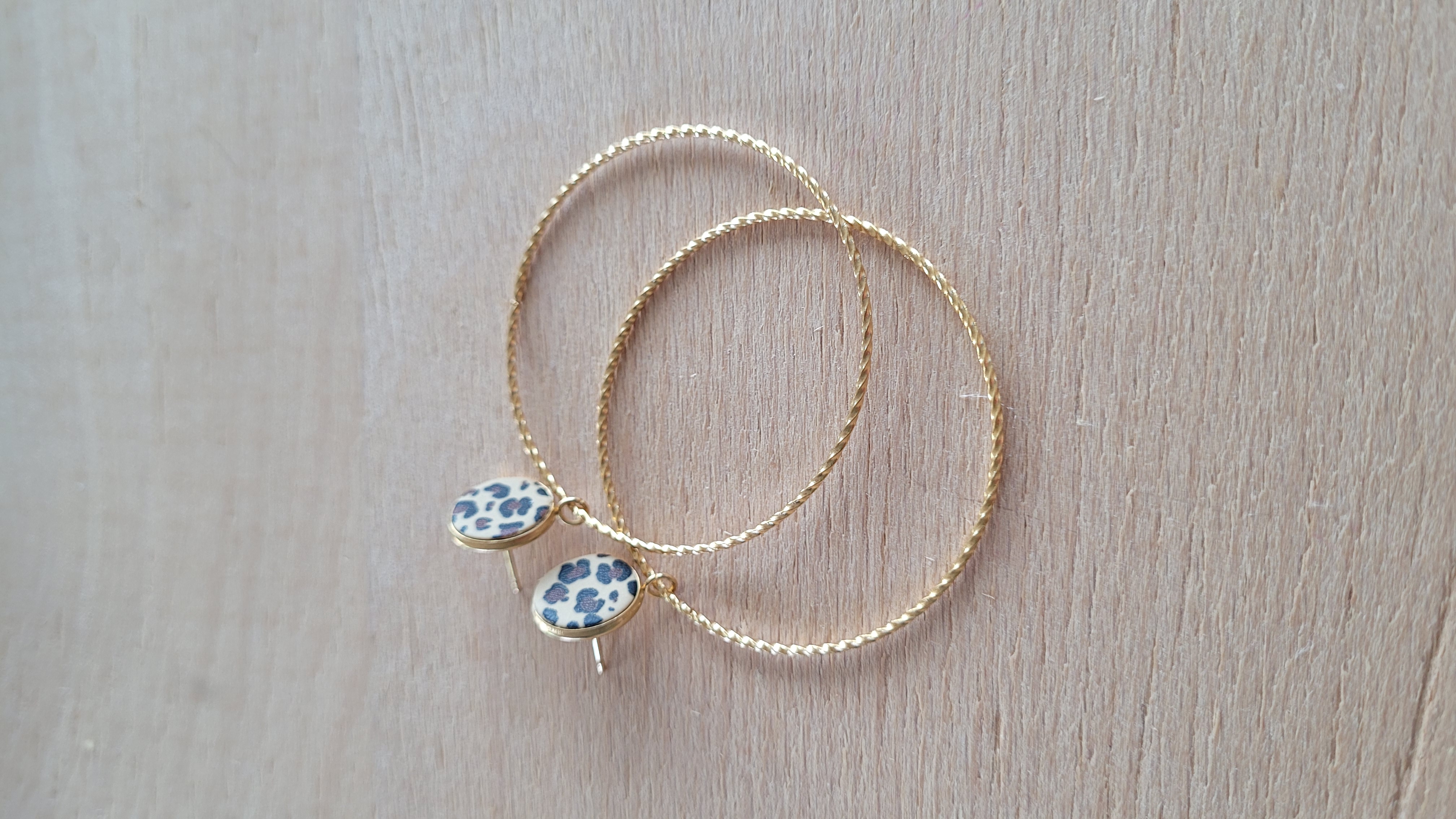 Boucles d'oreilles en or avec pendentif léopard