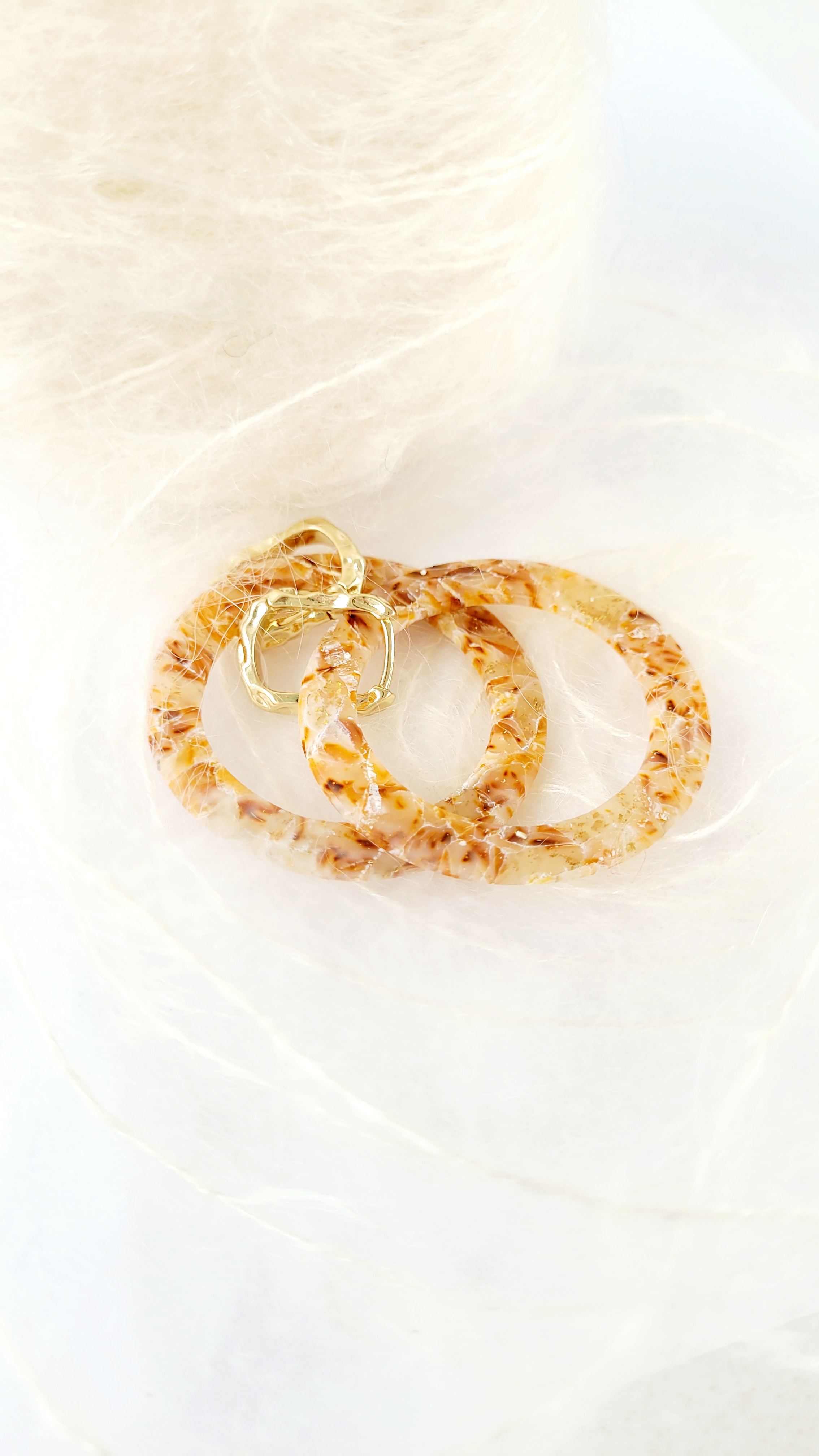 Boucles d'oreilles créoles en résine