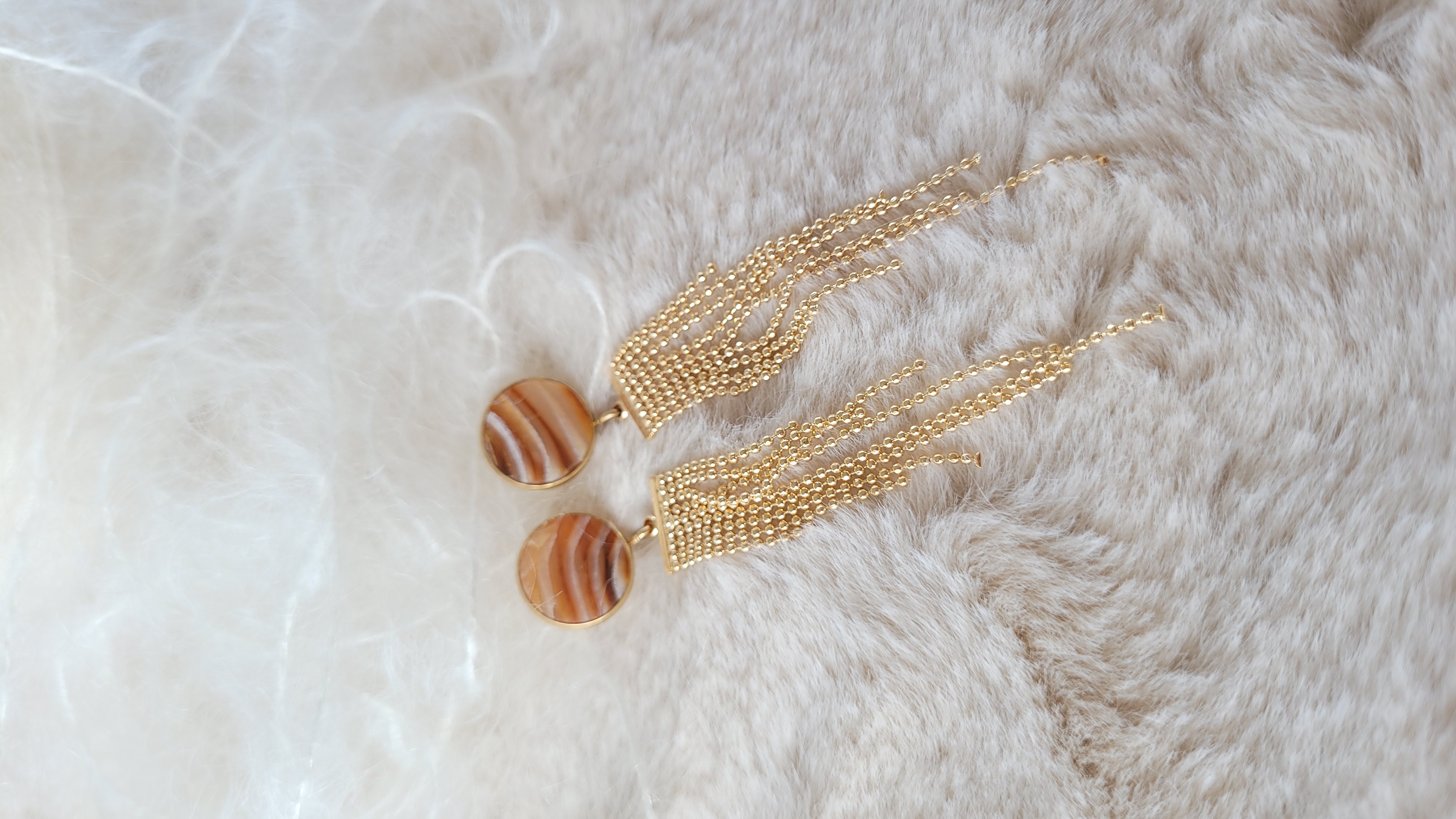 Boucles d'oreilles dorées avec pendentif marbré