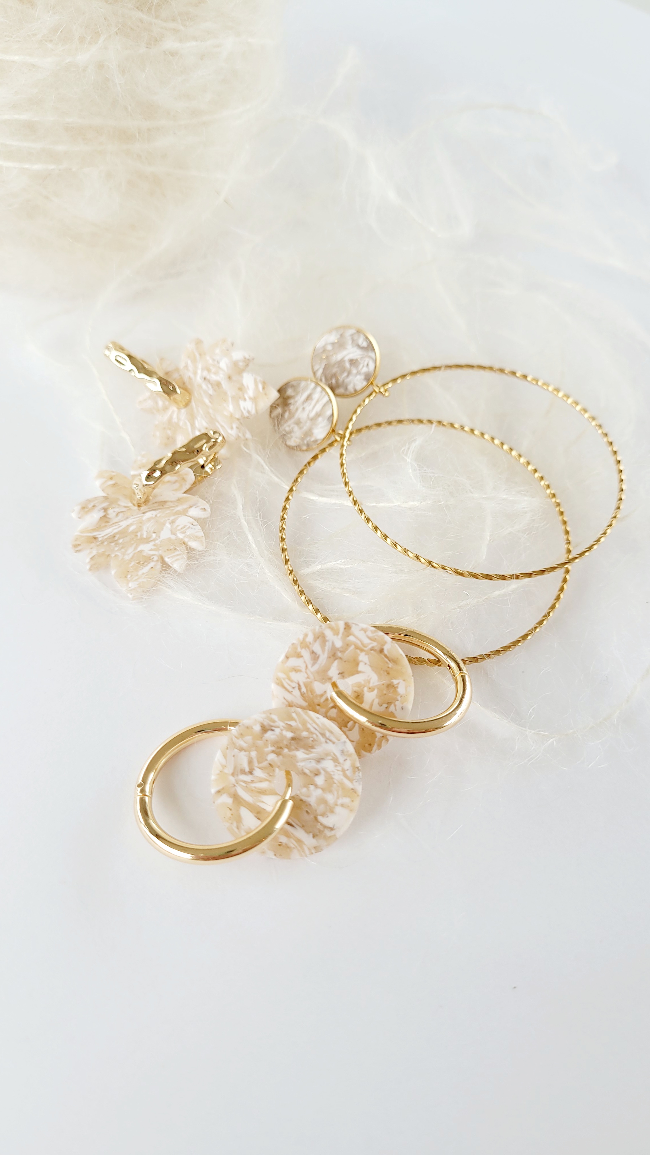 Boucles d'oreilles dorées et créoles