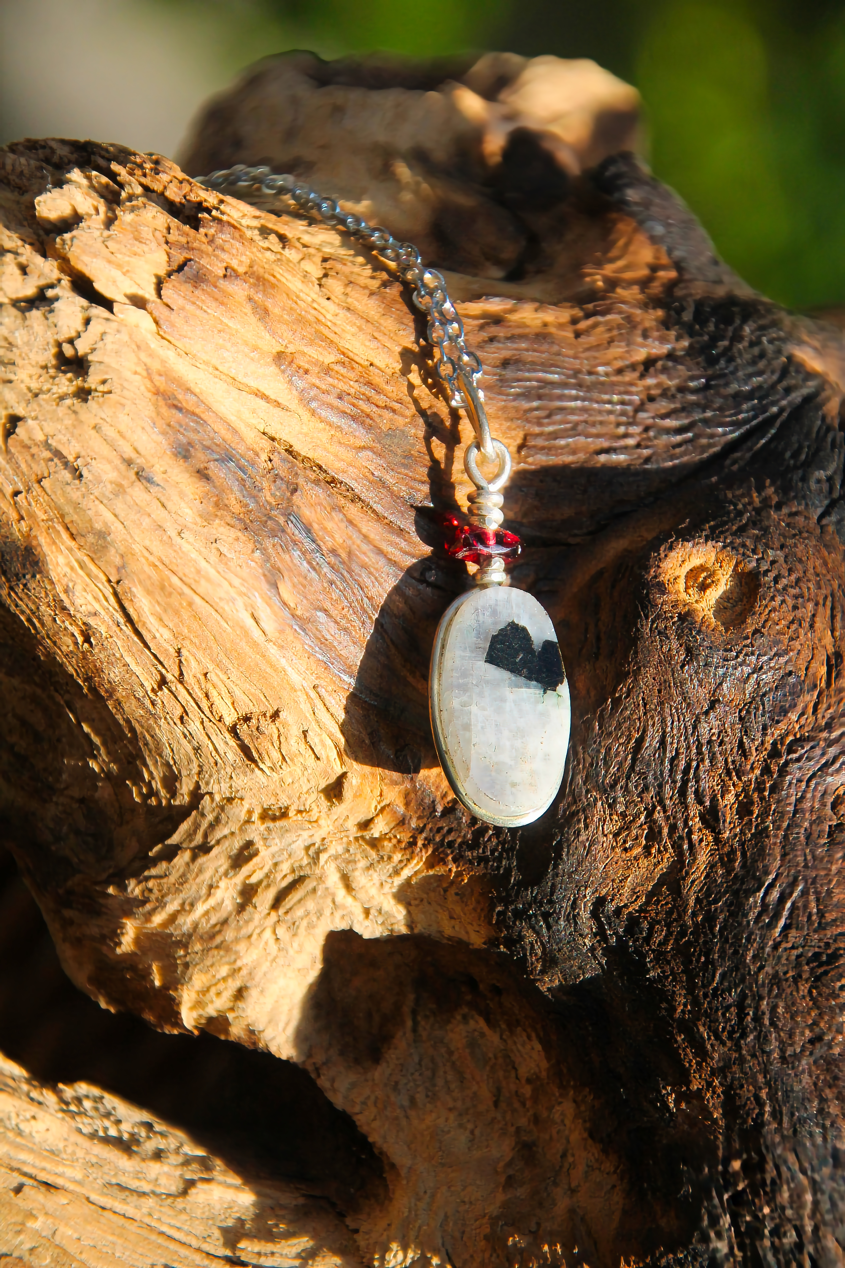 Mondstein (mit Granat) Halskette