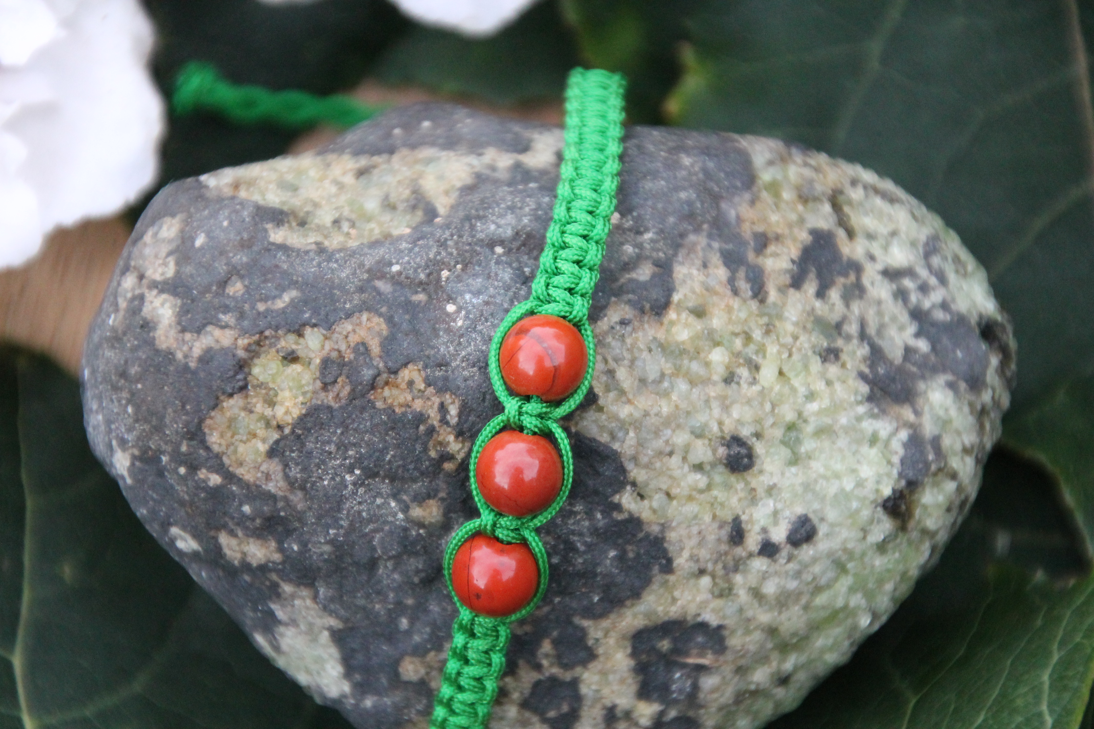 Roter Jaspis - Makramee Armband